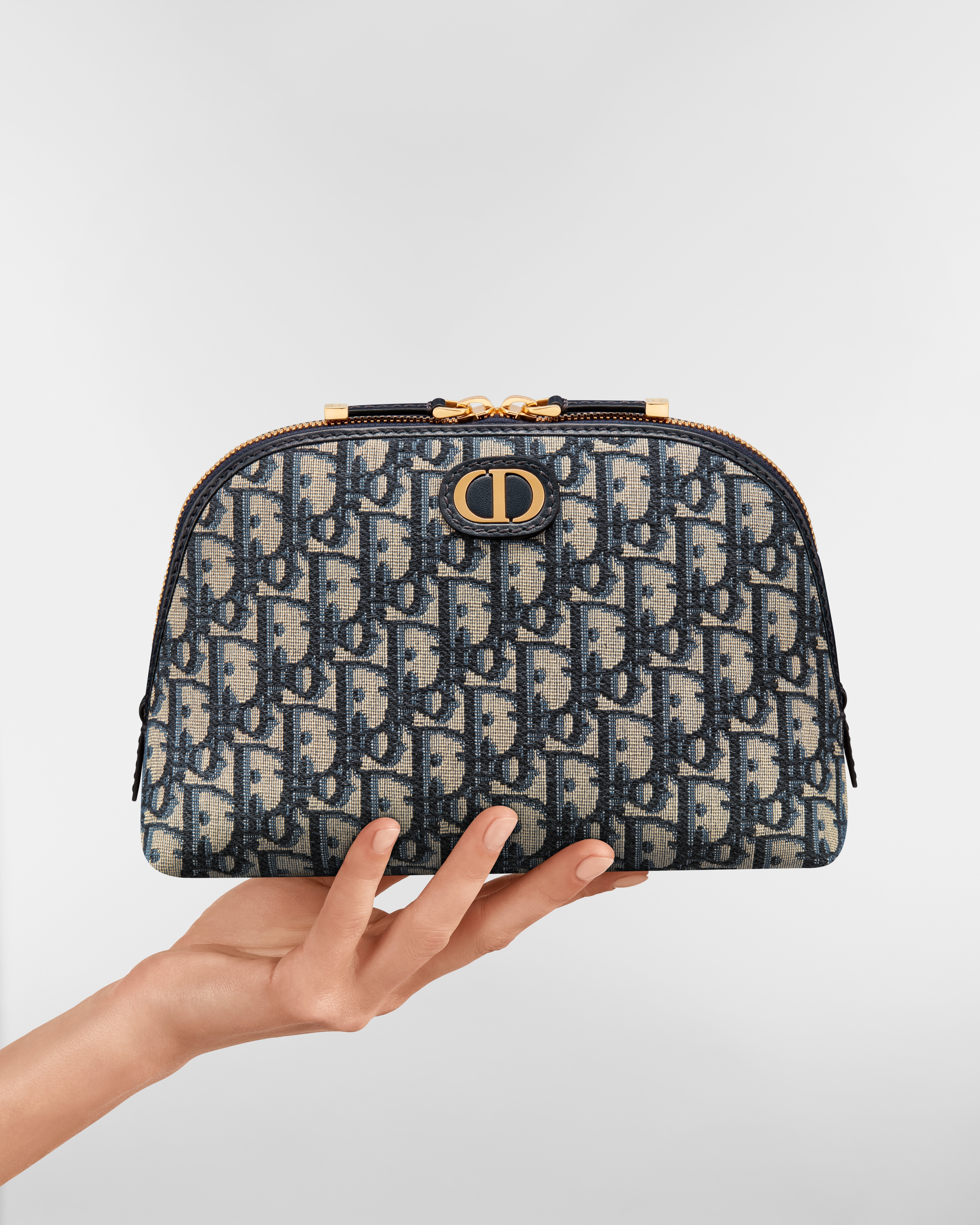 30 Montaigne Aphrodite Pouch Blue Dior Oblique Jacquard E11