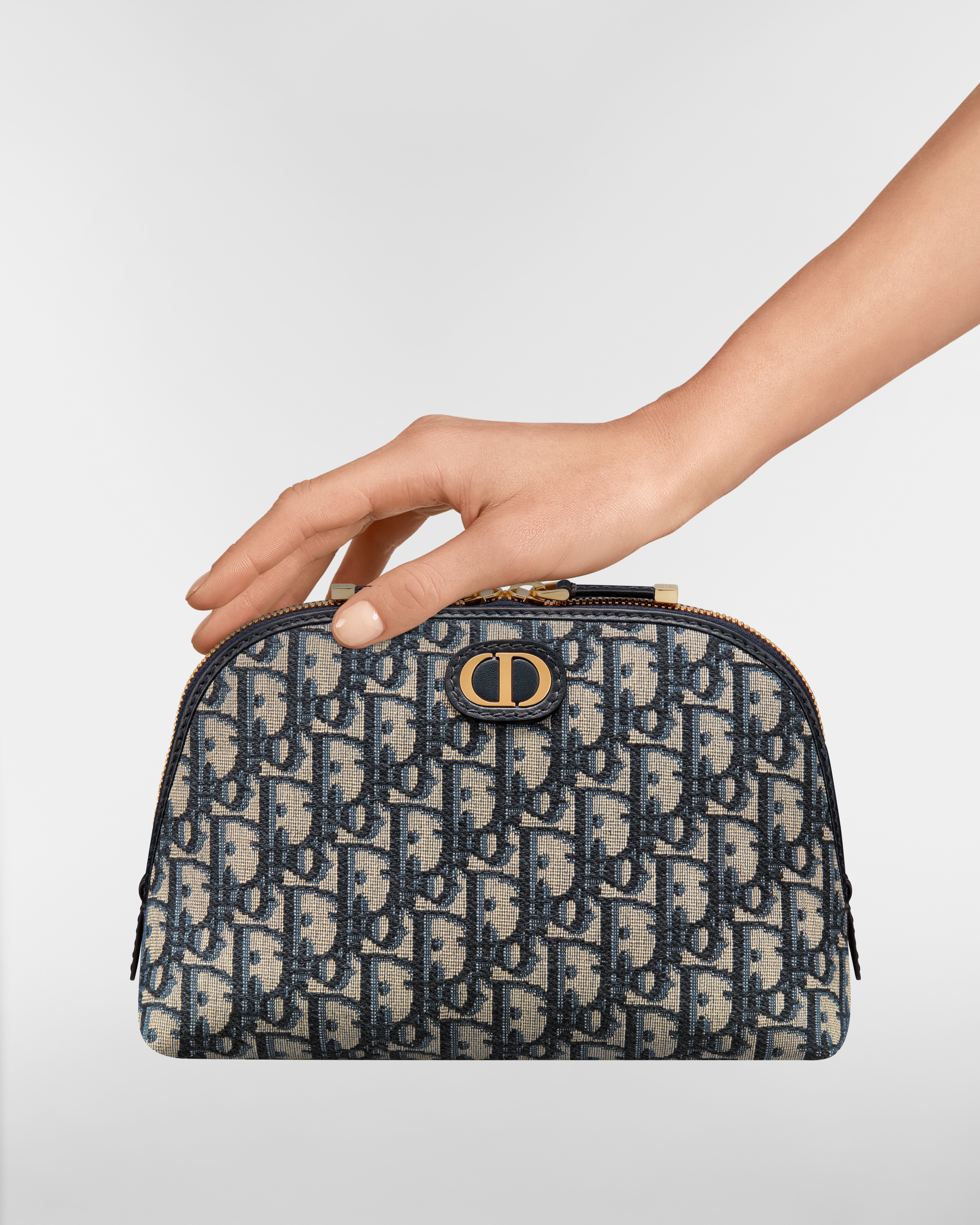 30 Montaigne Aphrodite Pouch Blue Dior Oblique Jacquard E12