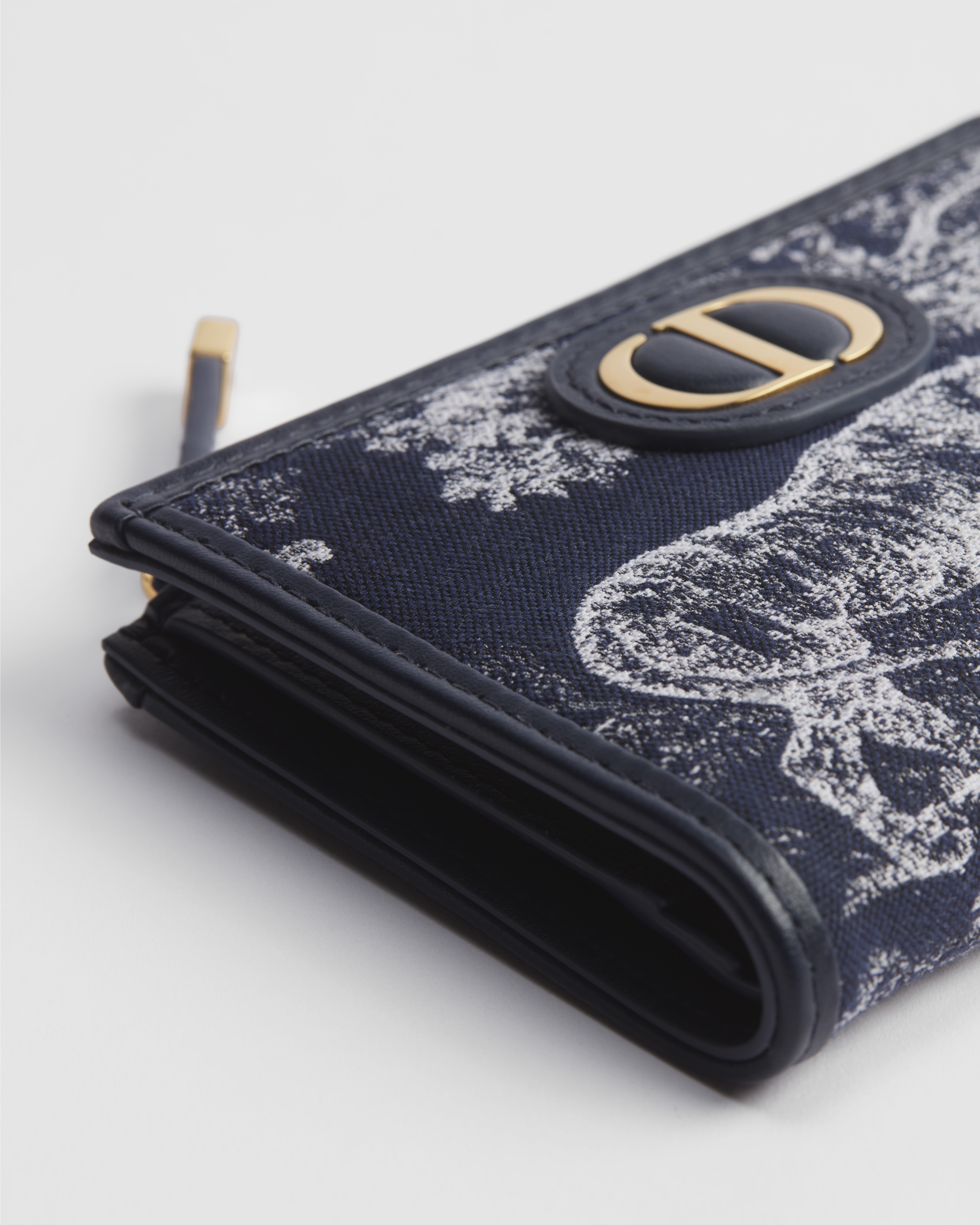 30 Montaigne Dahlia Portemonnaie Toile de Jouy Reverse Jacquard in Blau E09
