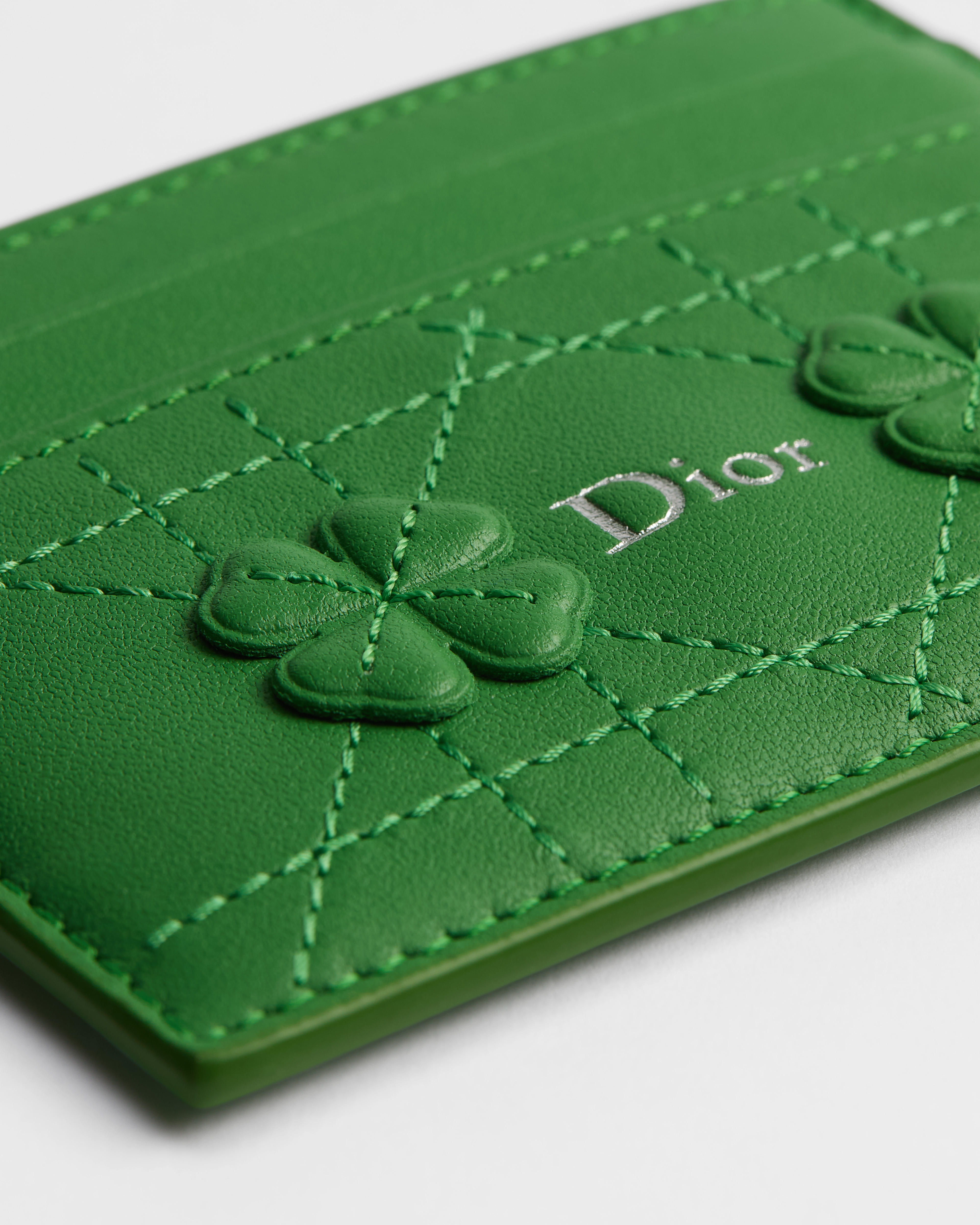 Dior Jardin Freesia Kartenetui Cannage Lammleder mit Dior Clover Stickerei E09