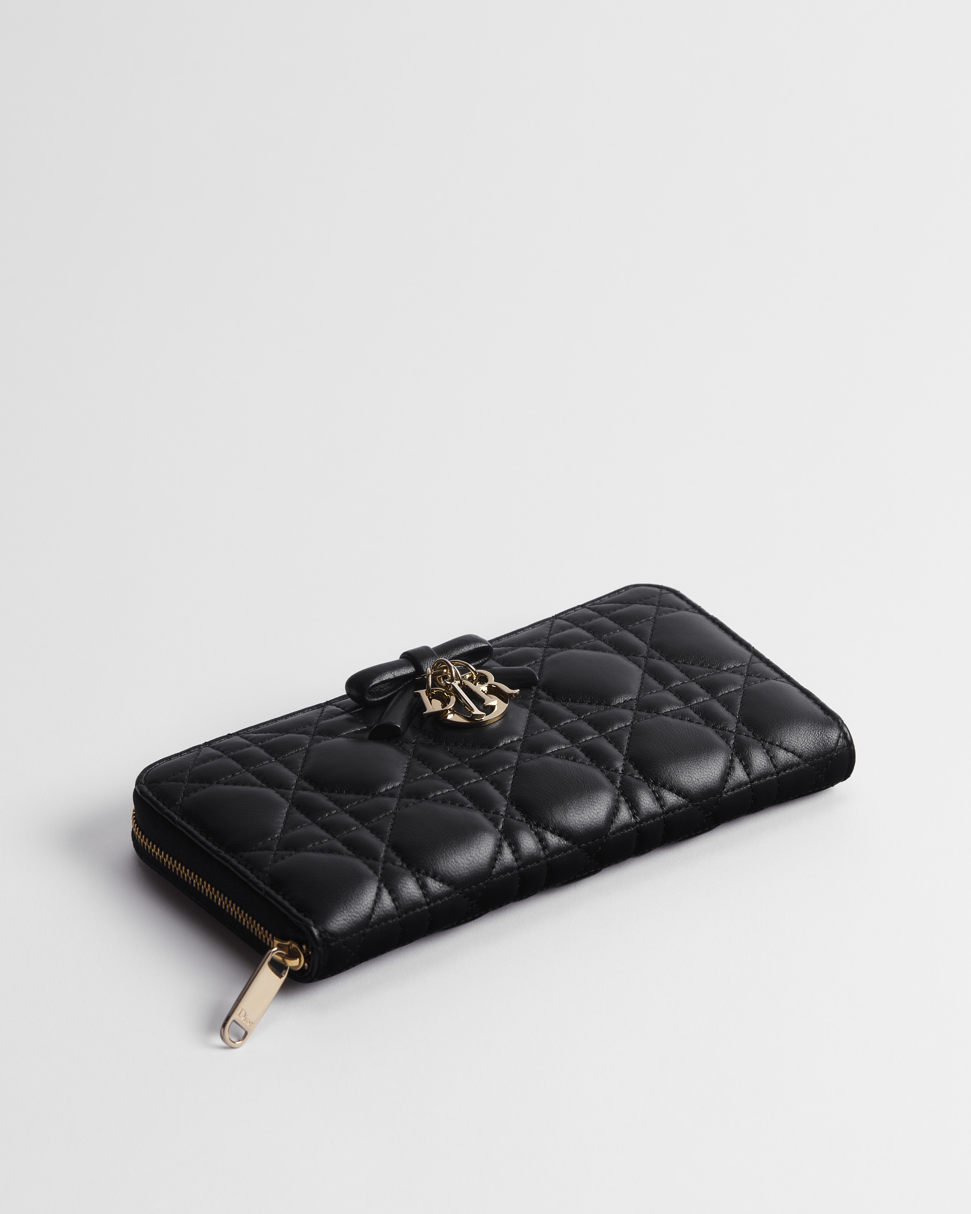 【日本限定】Lady Dior Voyageur スリムウォレット カナージュ ラムスキン E03