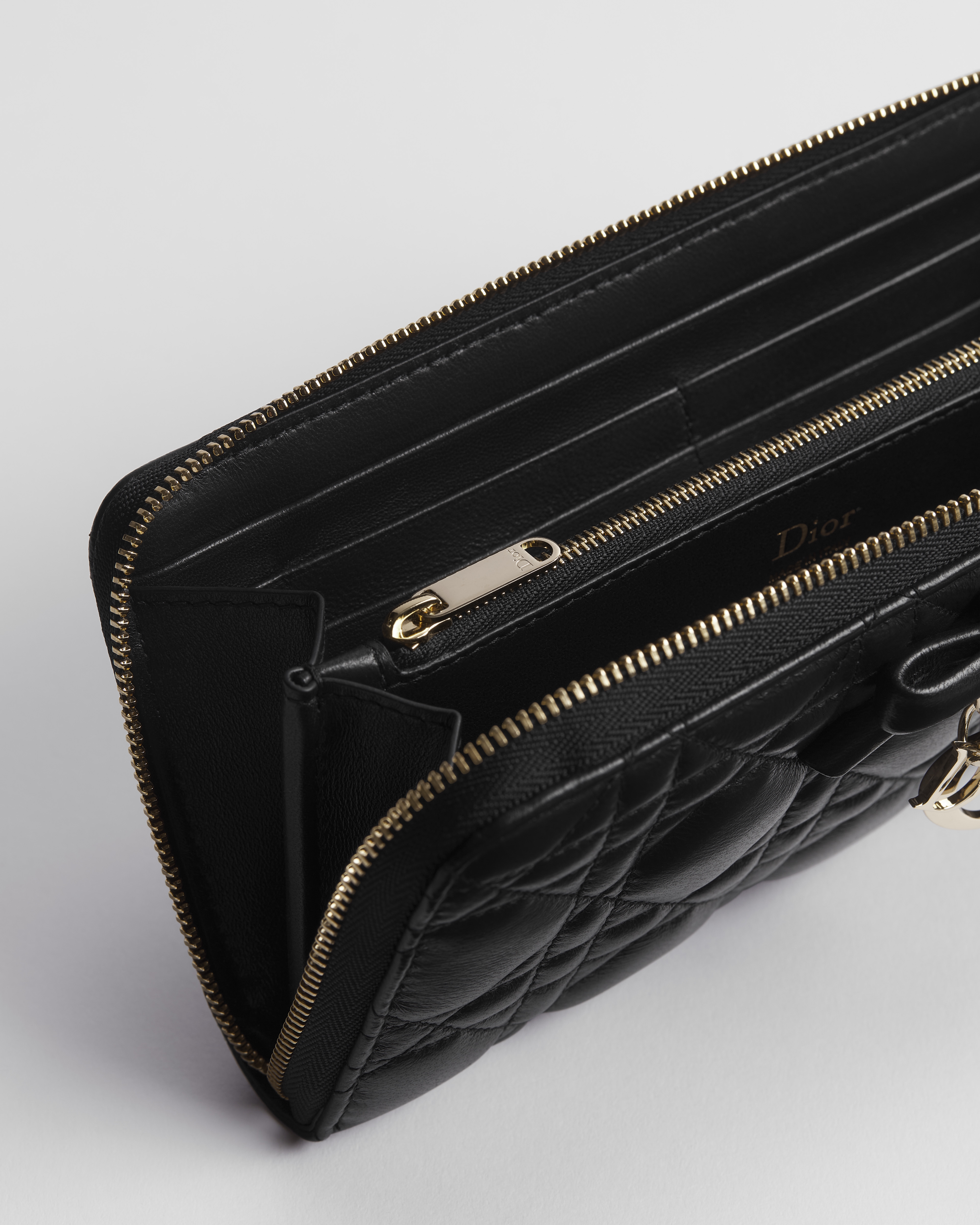 【日本限定】Lady Dior Voyageur スリムウォレット カナージュ ラムスキン E06