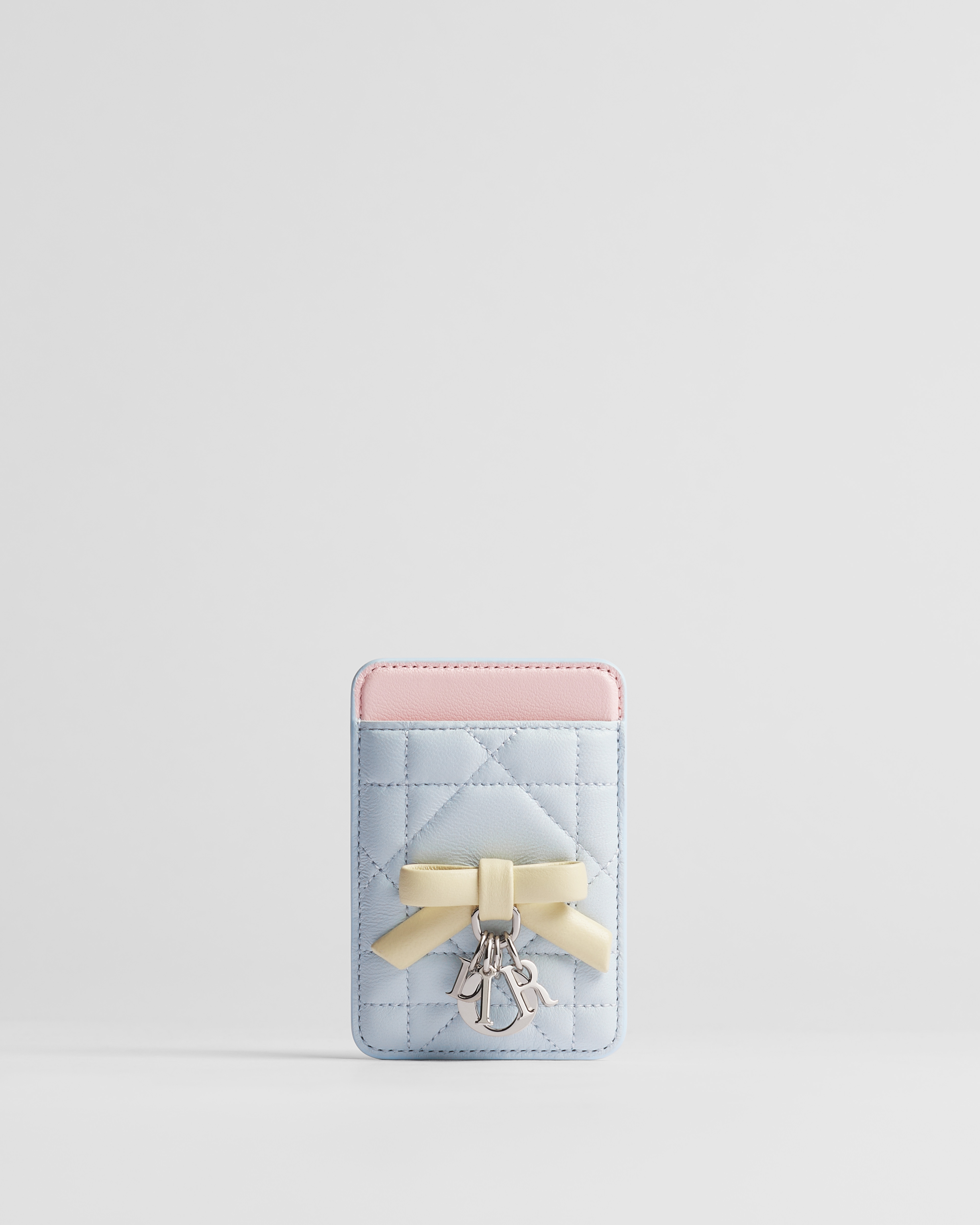 Magnetische Lady Dior-kaarthouder Driekleurig lamsleer met het Cannage-motief in ice blue, vanille en Soupir-roze E01
