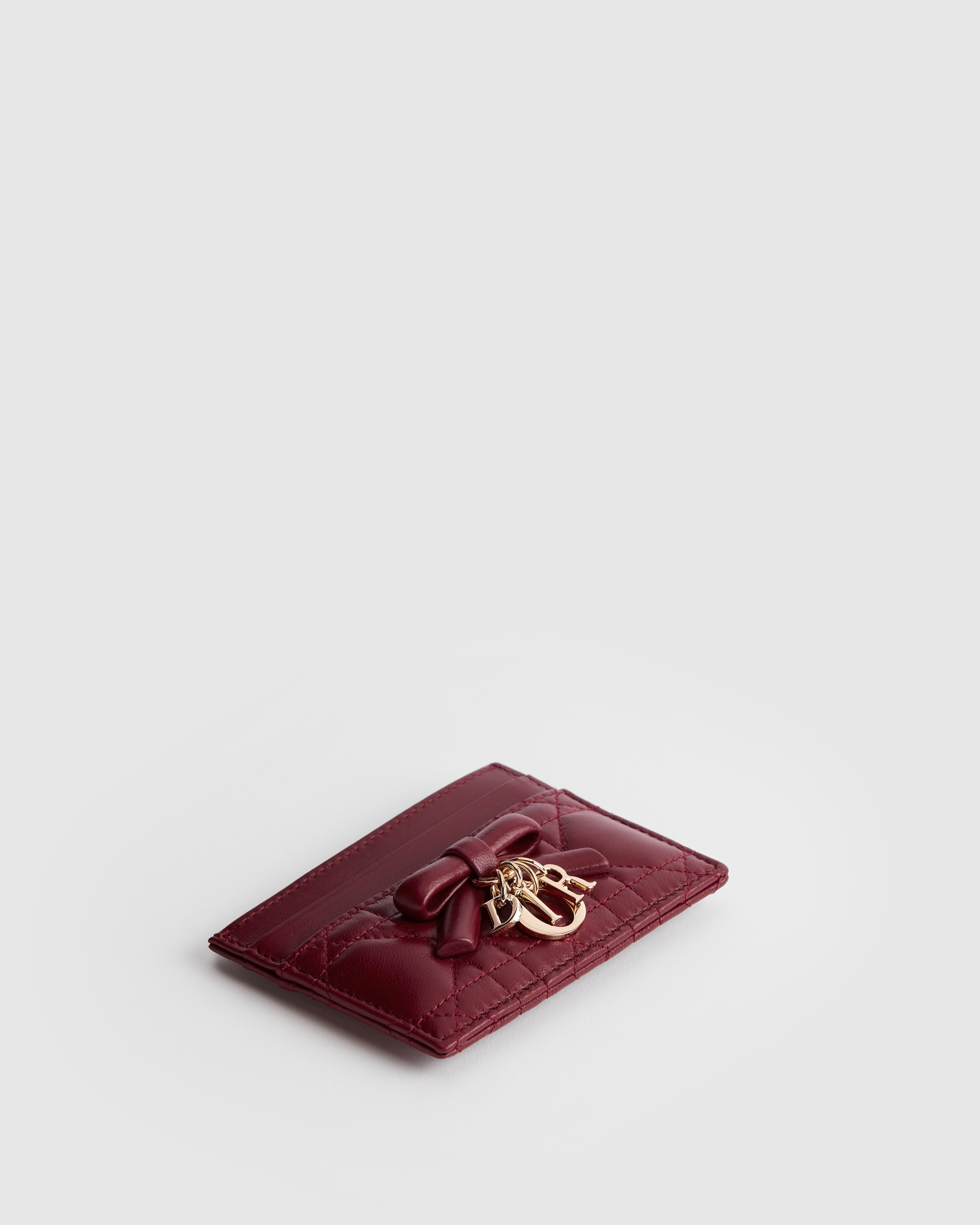 Lady Dior Freesia-kaarthouder uit de Dior Or-lijn Rouge Hermitage lamsleer met Cannage-motief E06