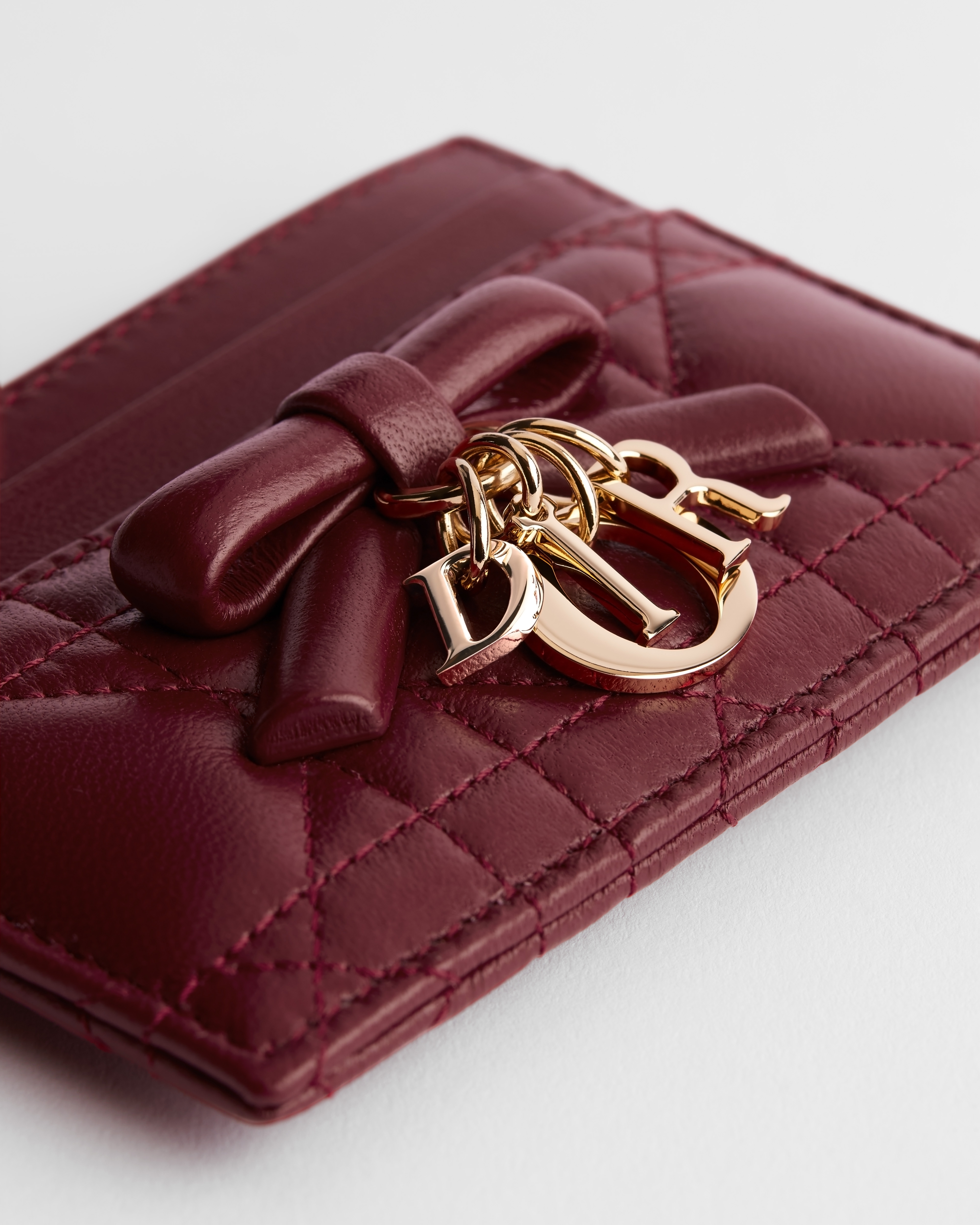 Lady Dior Freesia-kaarthouder uit de Dior Or-lijn Rouge Hermitage lamsleer met Cannage-motief E09