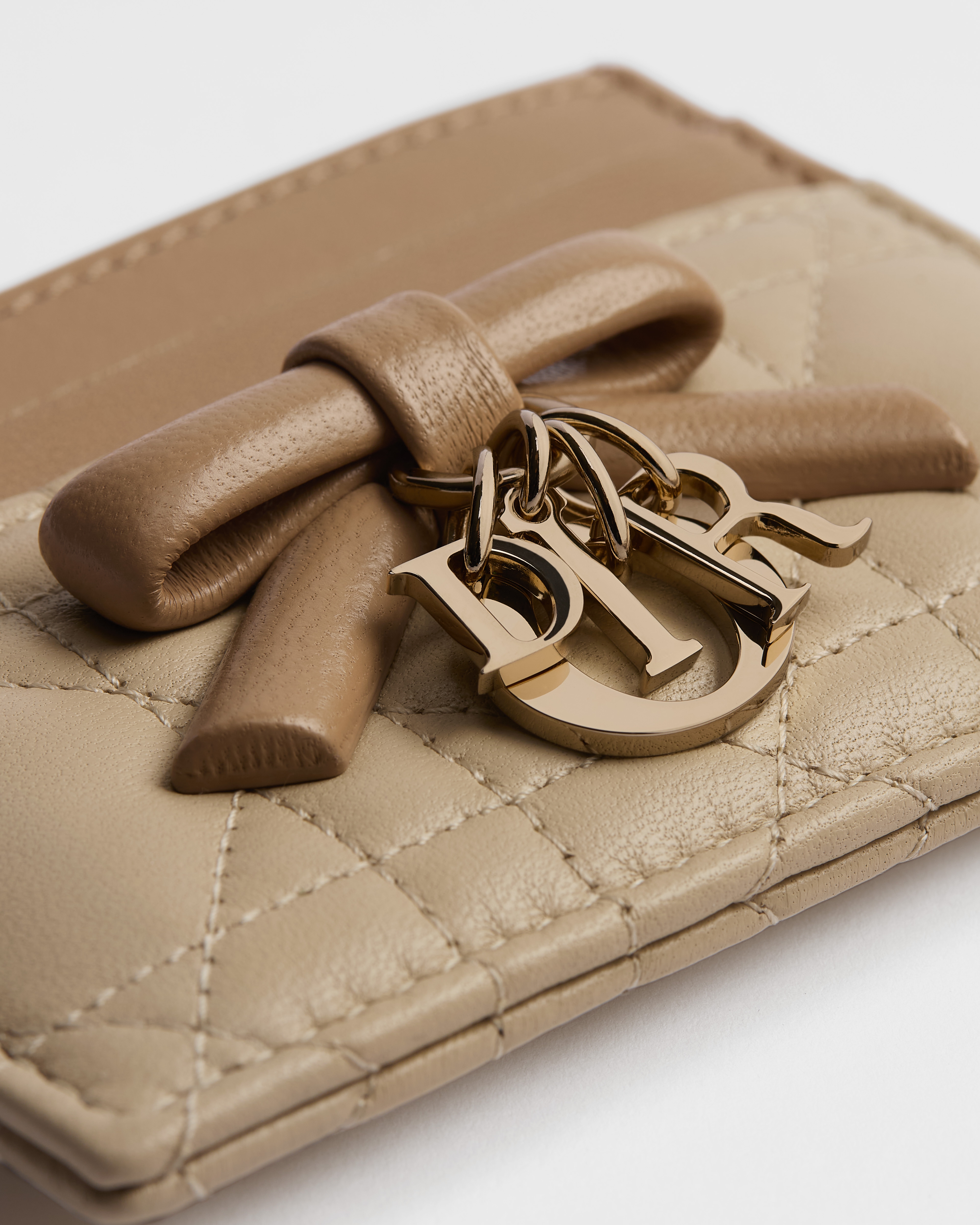 Tarjetero Lady Dior Freesia Piel de cordero Cannage en dos tonos, Trench y galleta E09