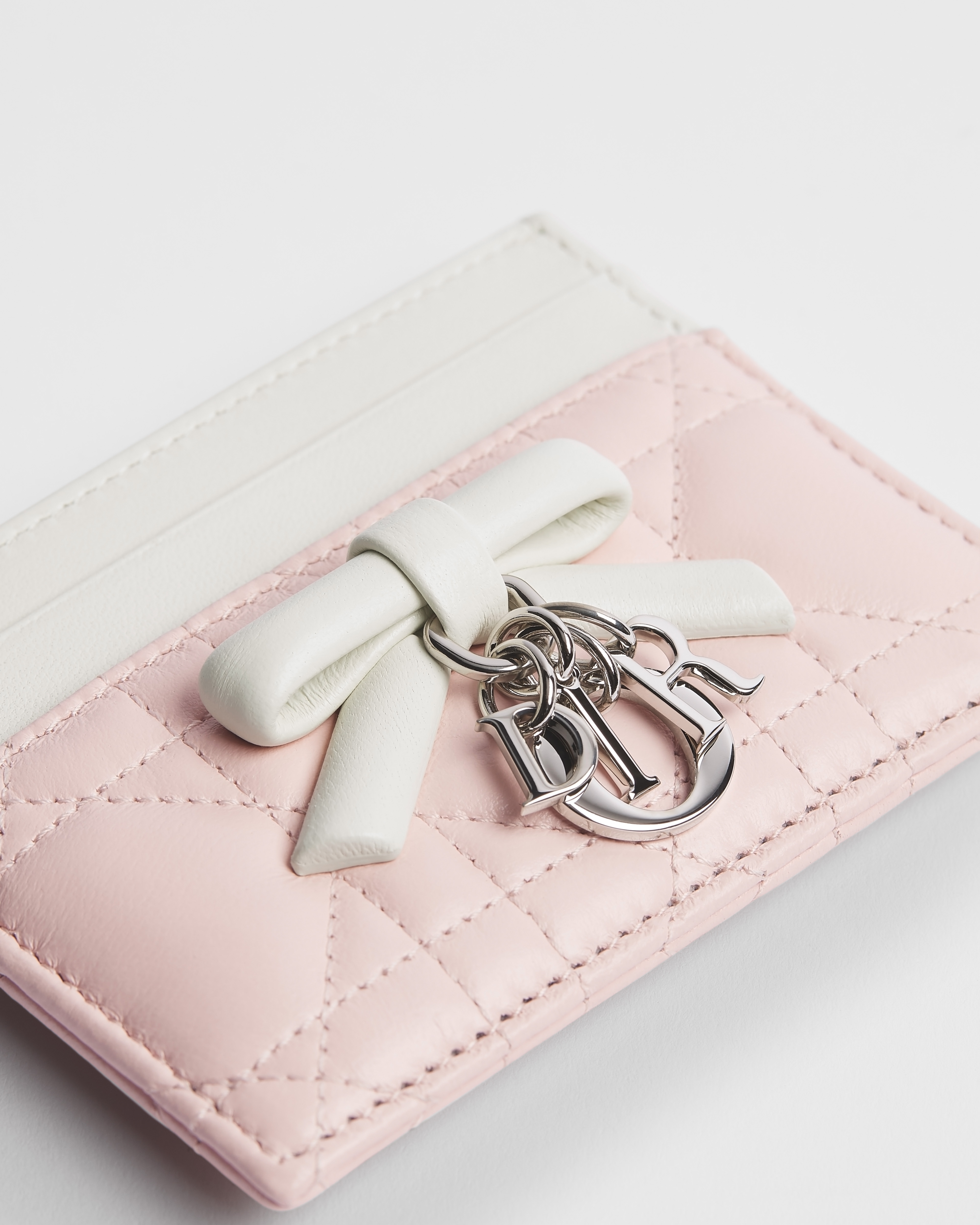 Lady Dior Freesia-kaarthouder Tweekleurig, Rose Soupir en lattekleurig lamsleer met Cannage-motief E09