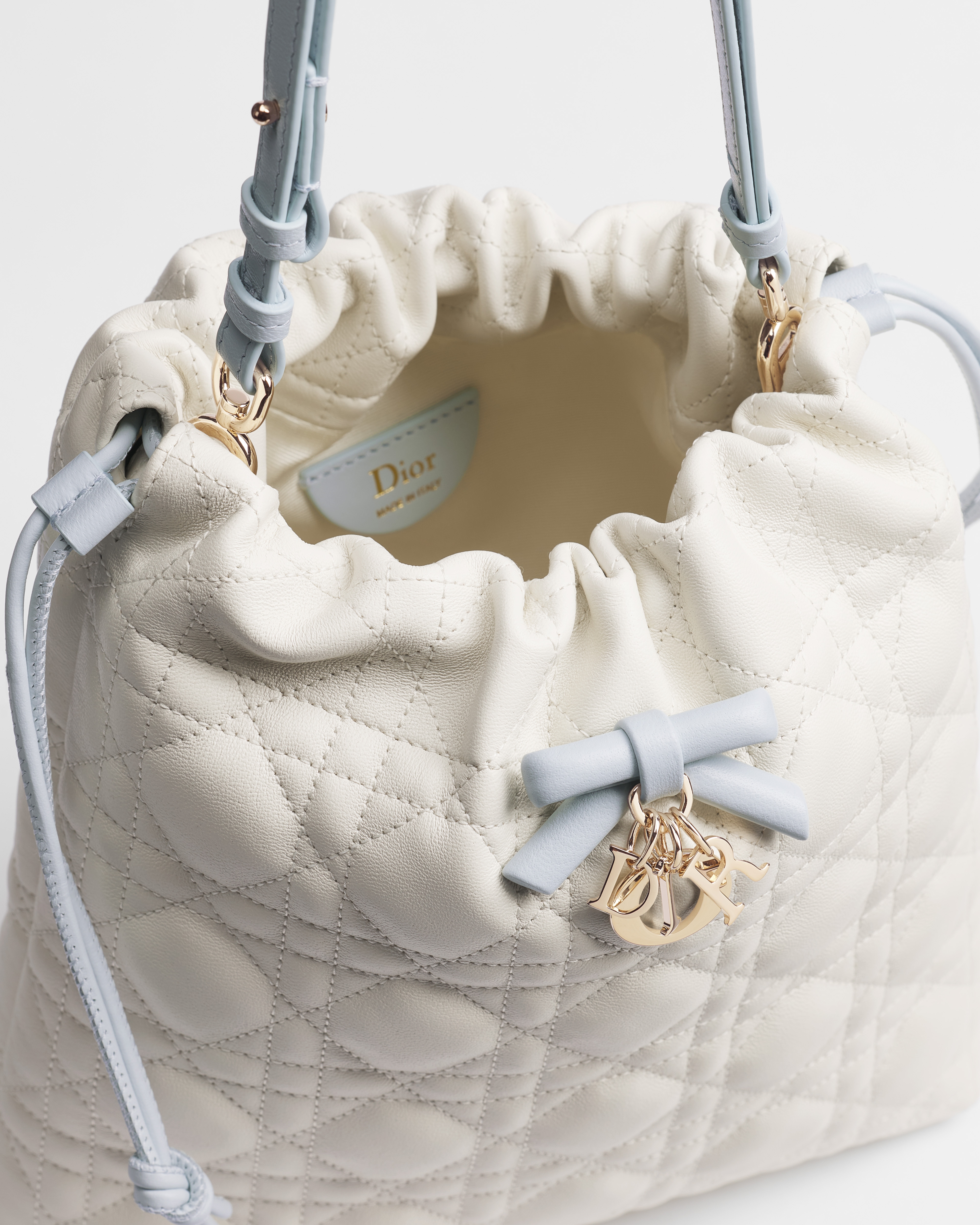 กระเป๋าทรงบักเก็ต Mini Adiorable รุ่น Dior Qixi หนังแกะลาย Cannage แบบทูโทนสีขาวลาเต้และสีไอซ์บลู E06