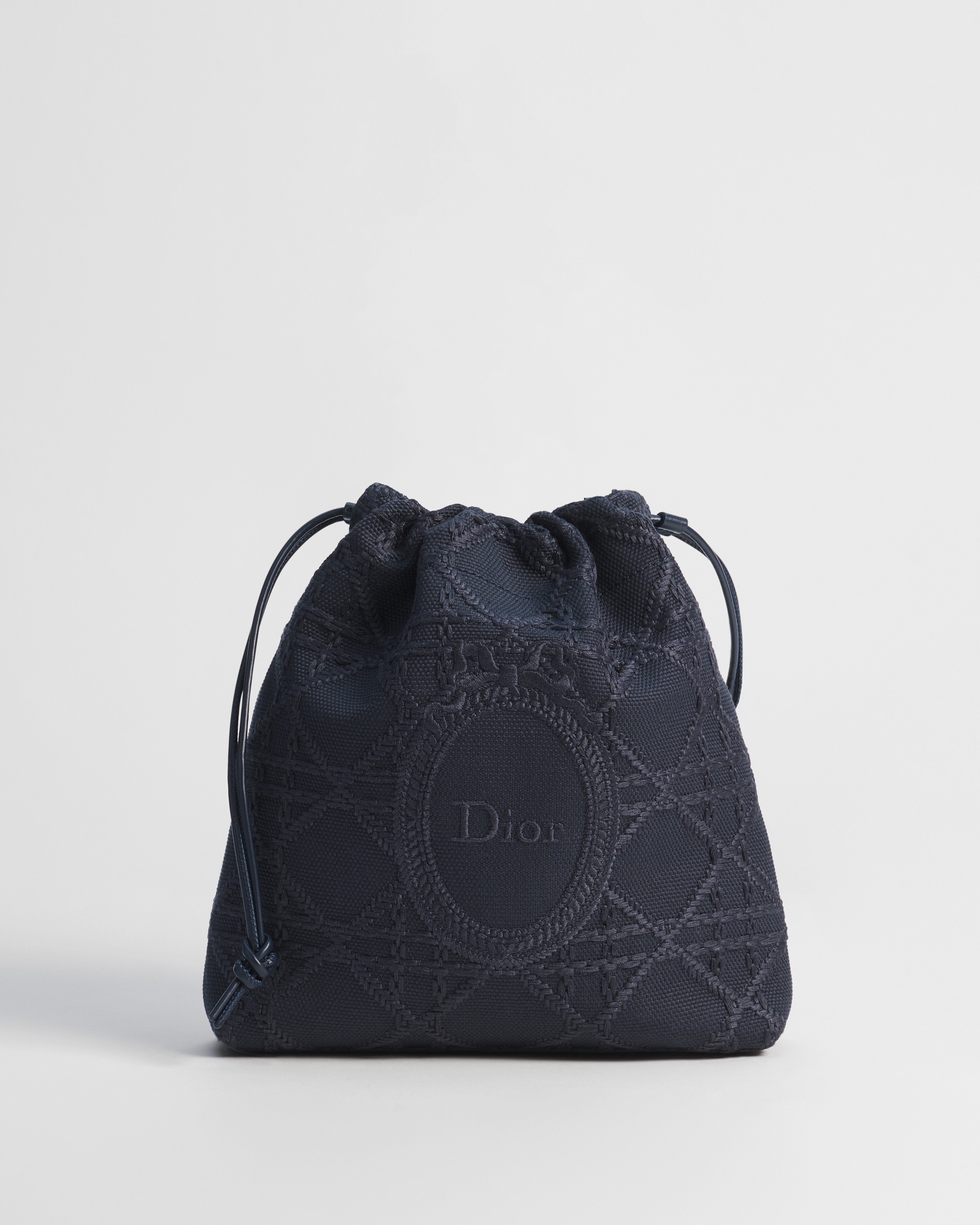 Dior Blooming mini-bucket bag Naturelkleurig canvas met Cannage-motief en blauw Dior Médaillon met raffia-effect E01