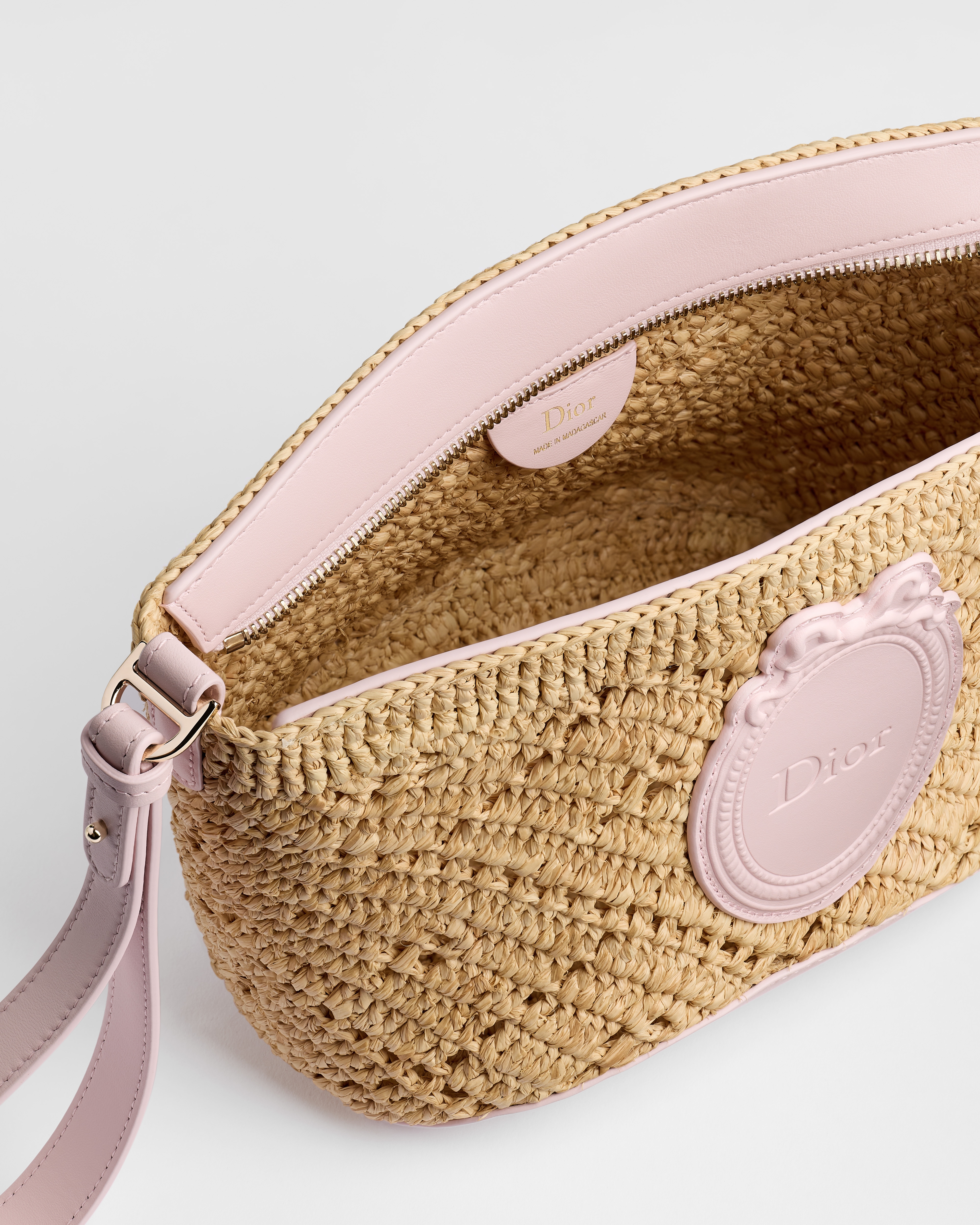 Pochette Dior Blooming Medium Dioriviera Raphia ajouré et Dior Médaillon en cuir de veau débossé Rose Tendre E06