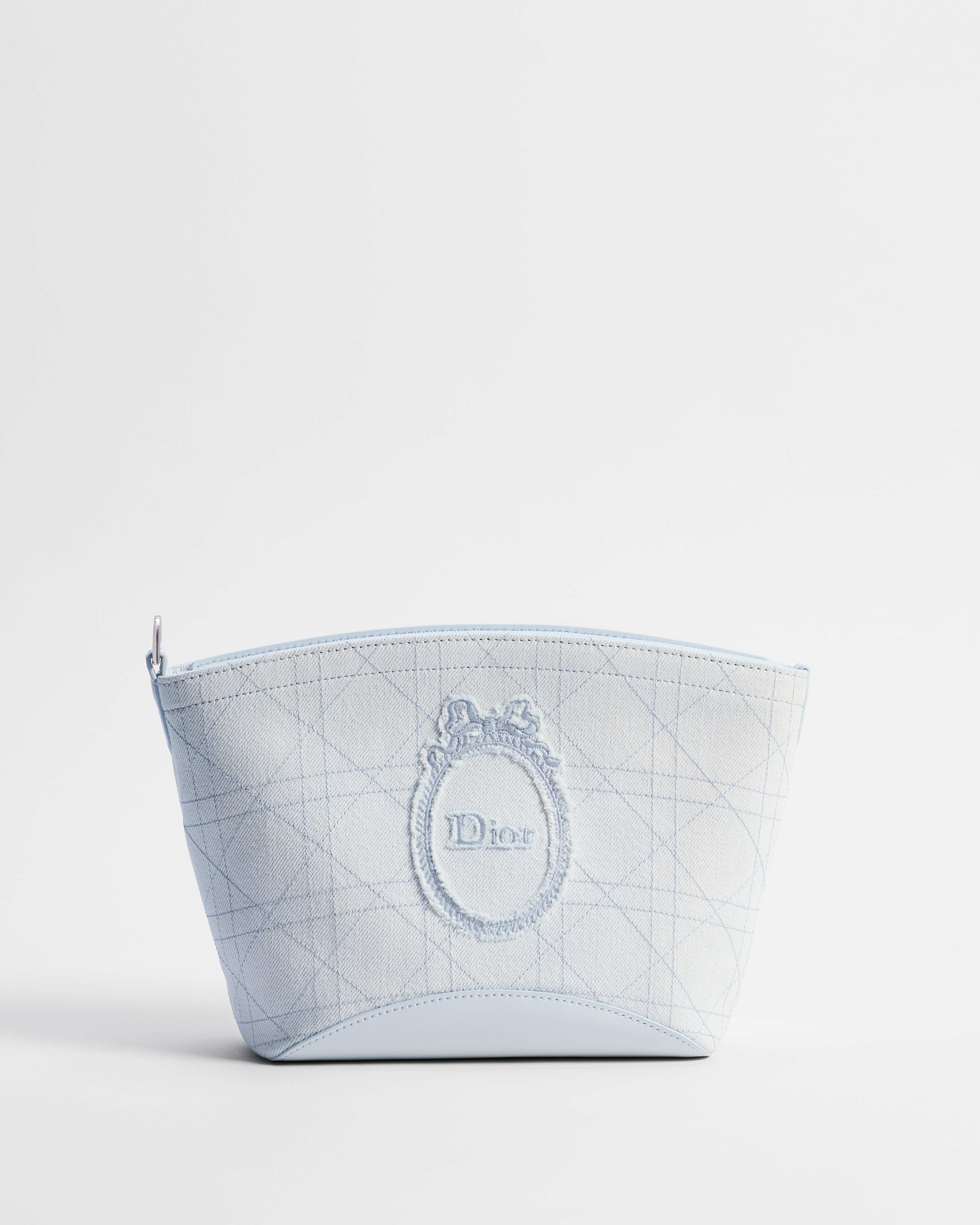 Middelgrote Dior Blooming-pouch IJsblauw denim met Flat Macrocannage-motief en Dior Médaillon-kenmerk E01