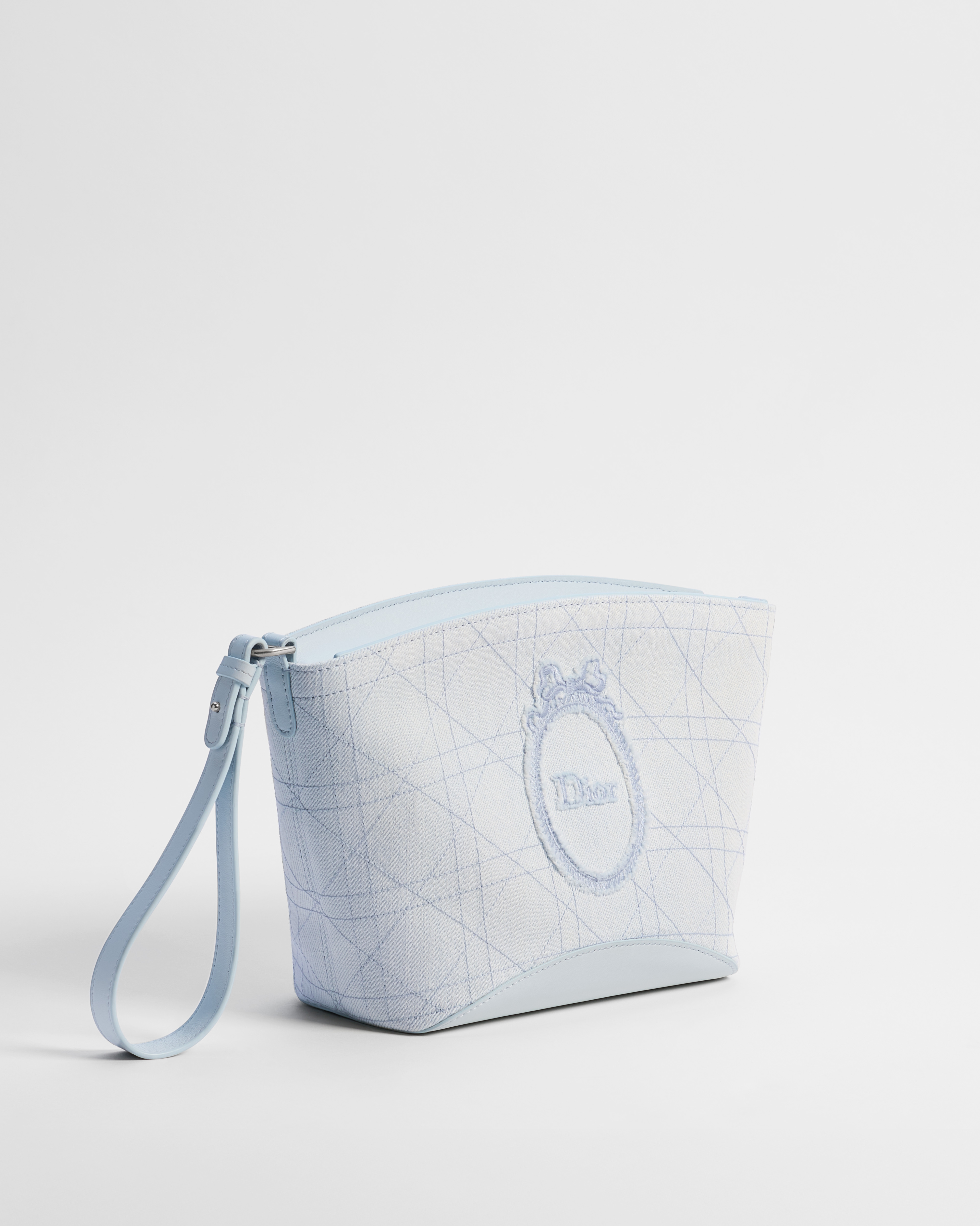 Middelgrote Dior Blooming-pouch IJsblauw denim met Flat Macrocannage-motief en Dior Médaillon-kenmerk E03