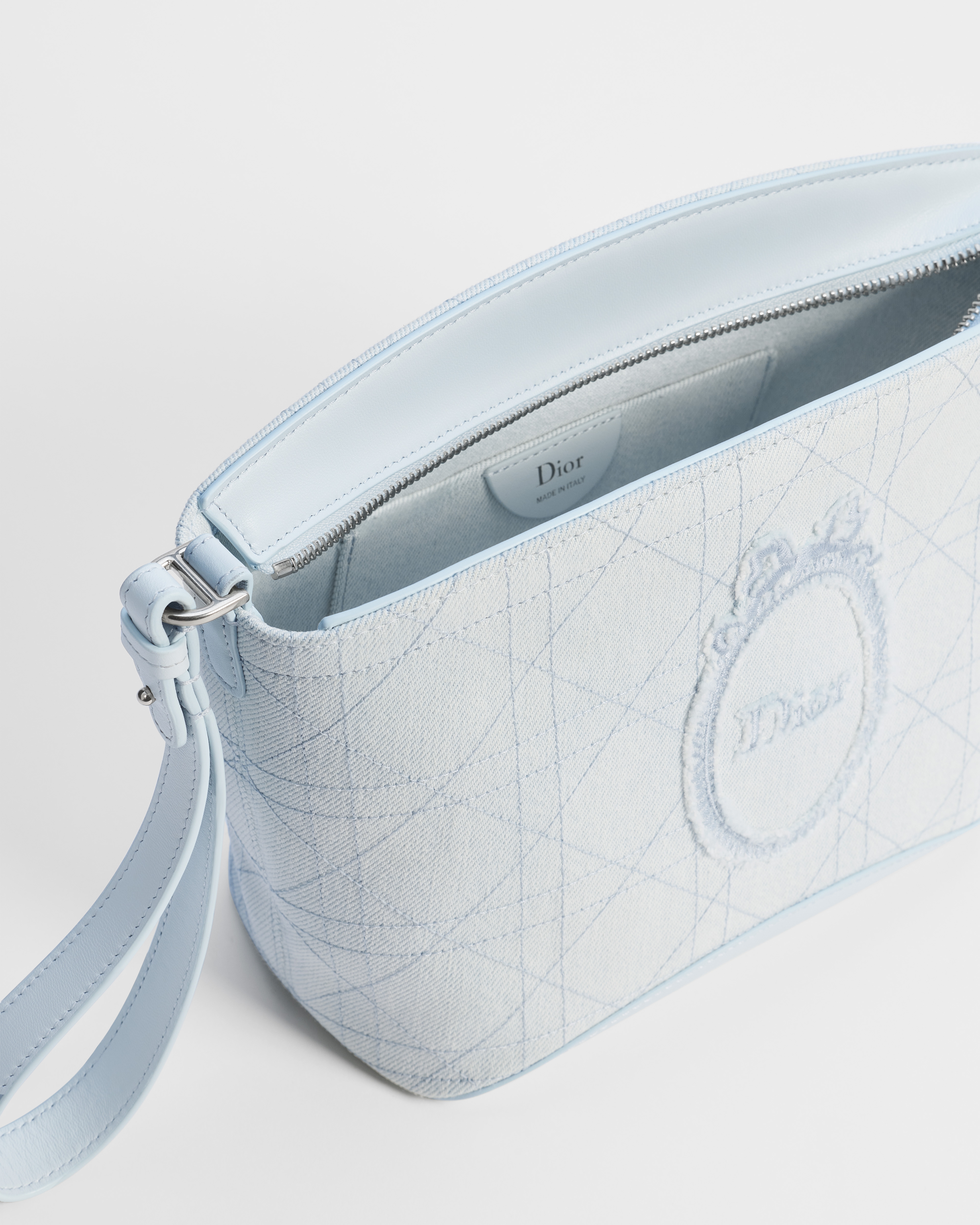 Middelgrote Dior Blooming-pouch IJsblauw denim met Flat Macrocannage-motief en Dior Médaillon-kenmerk E06