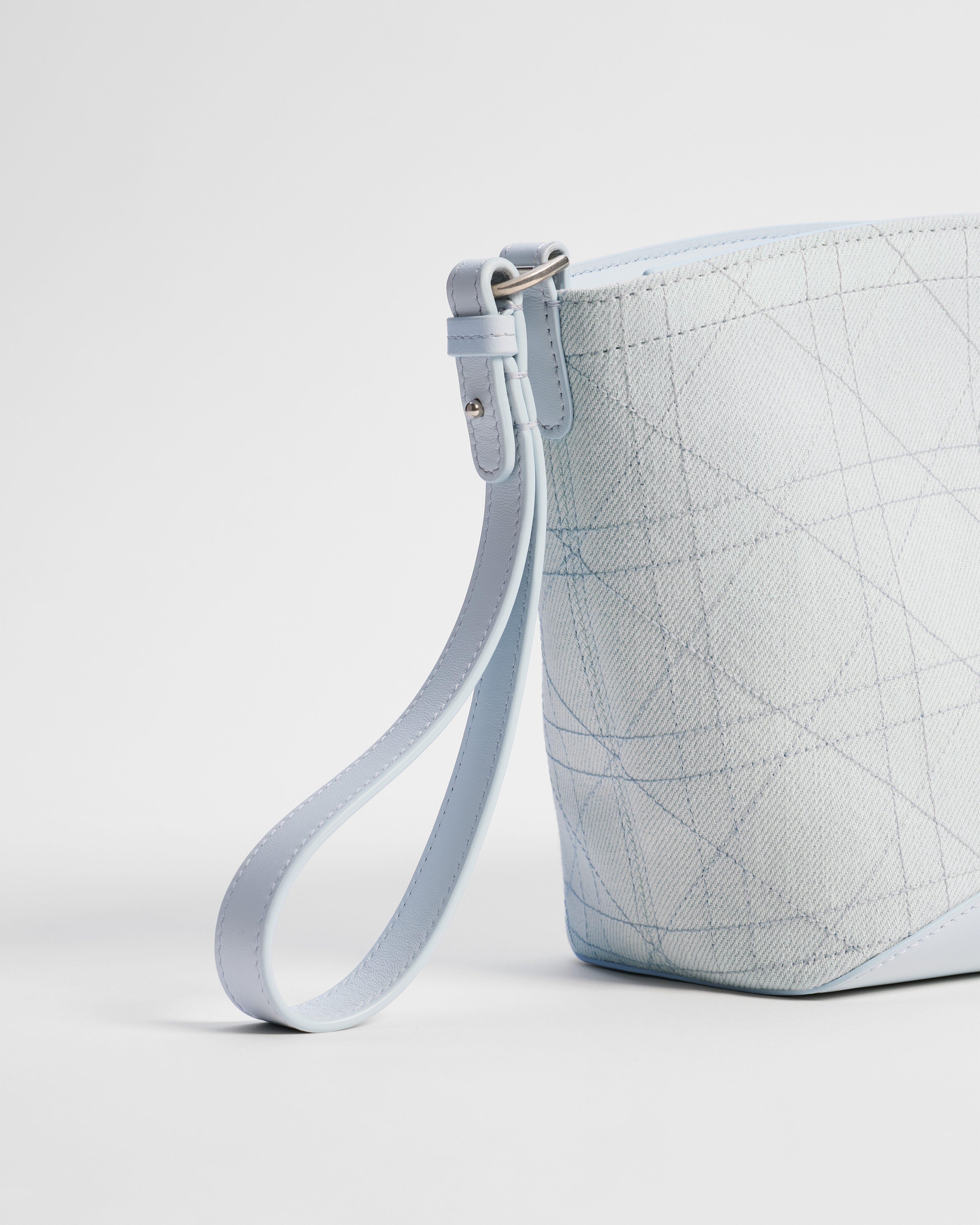 Middelgrote Dior Blooming-pouch IJsblauw denim met Flat Macrocannage-motief en Dior Médaillon-kenmerk E07