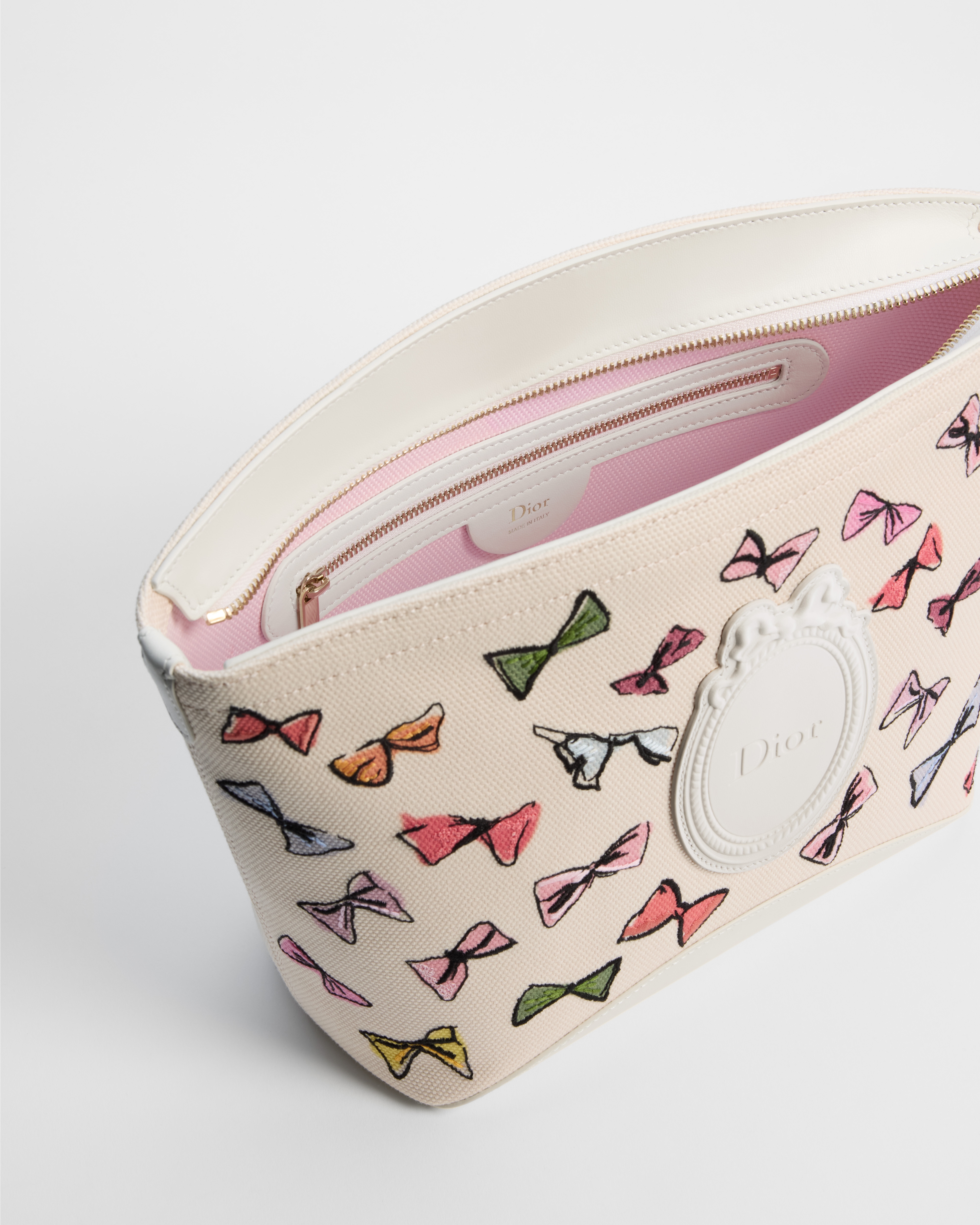 Grote Dioriviera Dior Blooming-pouch Wit katoen bedrukt en geborduurd met veelkleurig Dior Bows-motief en kalfsleer met ingeslagen Dior Médaillon E06