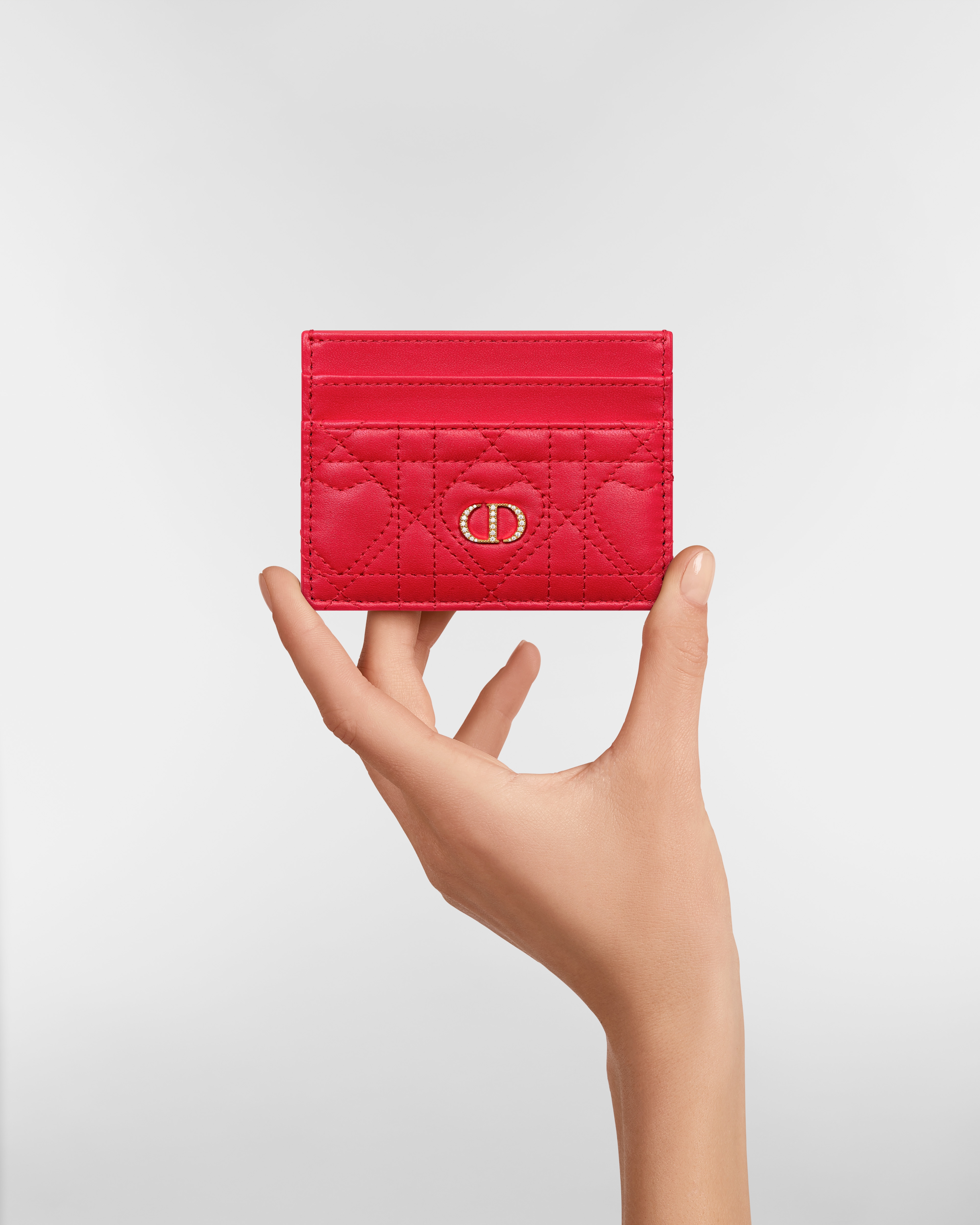 حاملة البطاقات Dior Caro Freesia جلد الخروف بنمط كاناج مع نمط القلب باللون الأحمر الكاردينالي E11