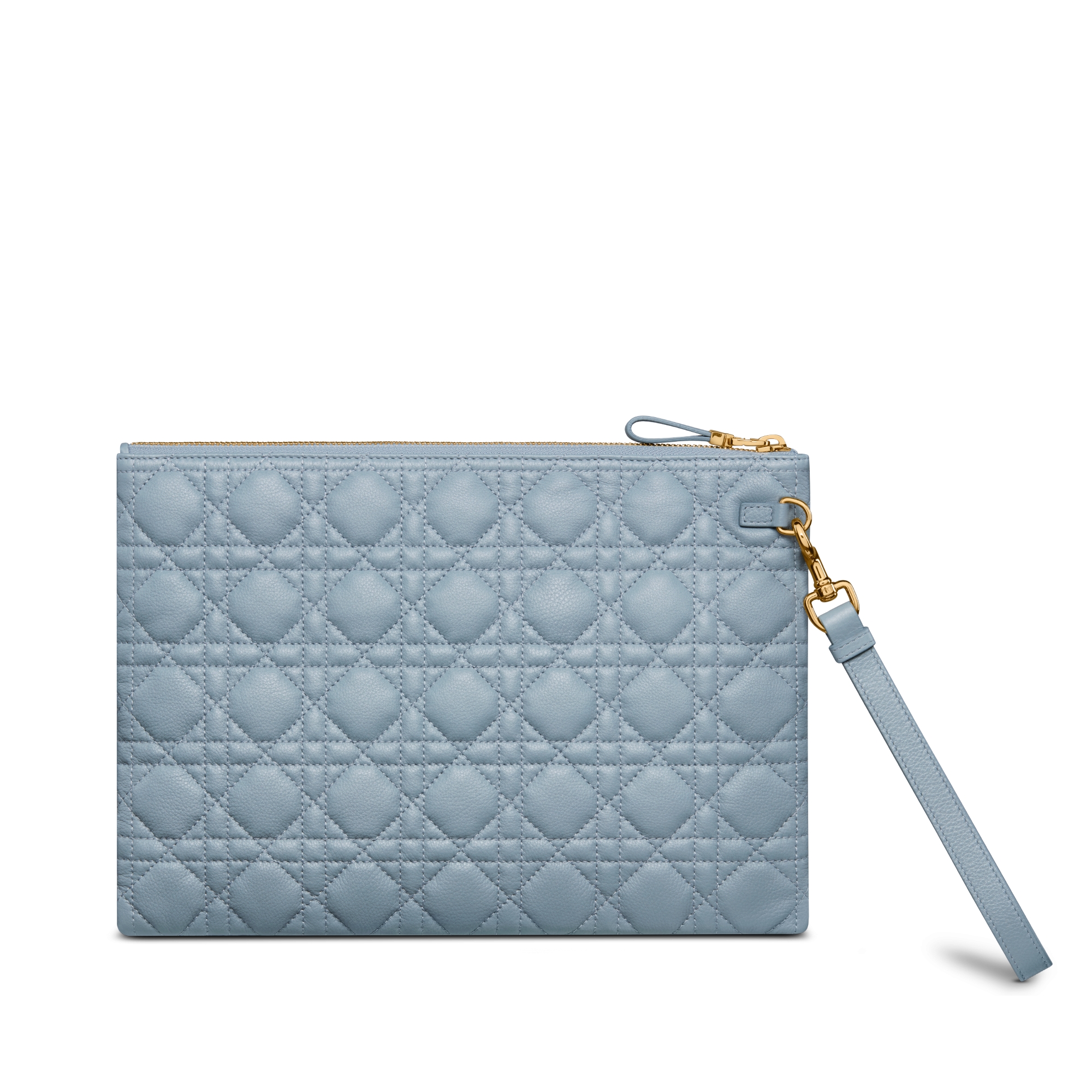 Pochette Daily Large Dior Caro Cuir de veau Cannage souple couleur cloud blue E08