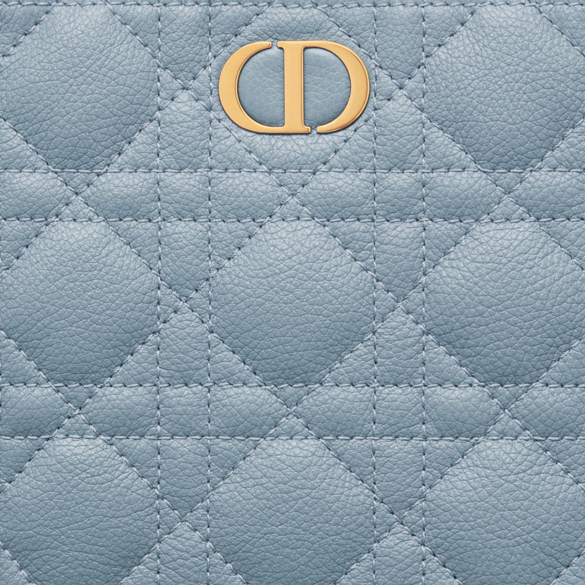 中碼 Dior Caro 日常小袋 雲藍色柔軟 Cannage 藤格紋圖案小牛皮 E09