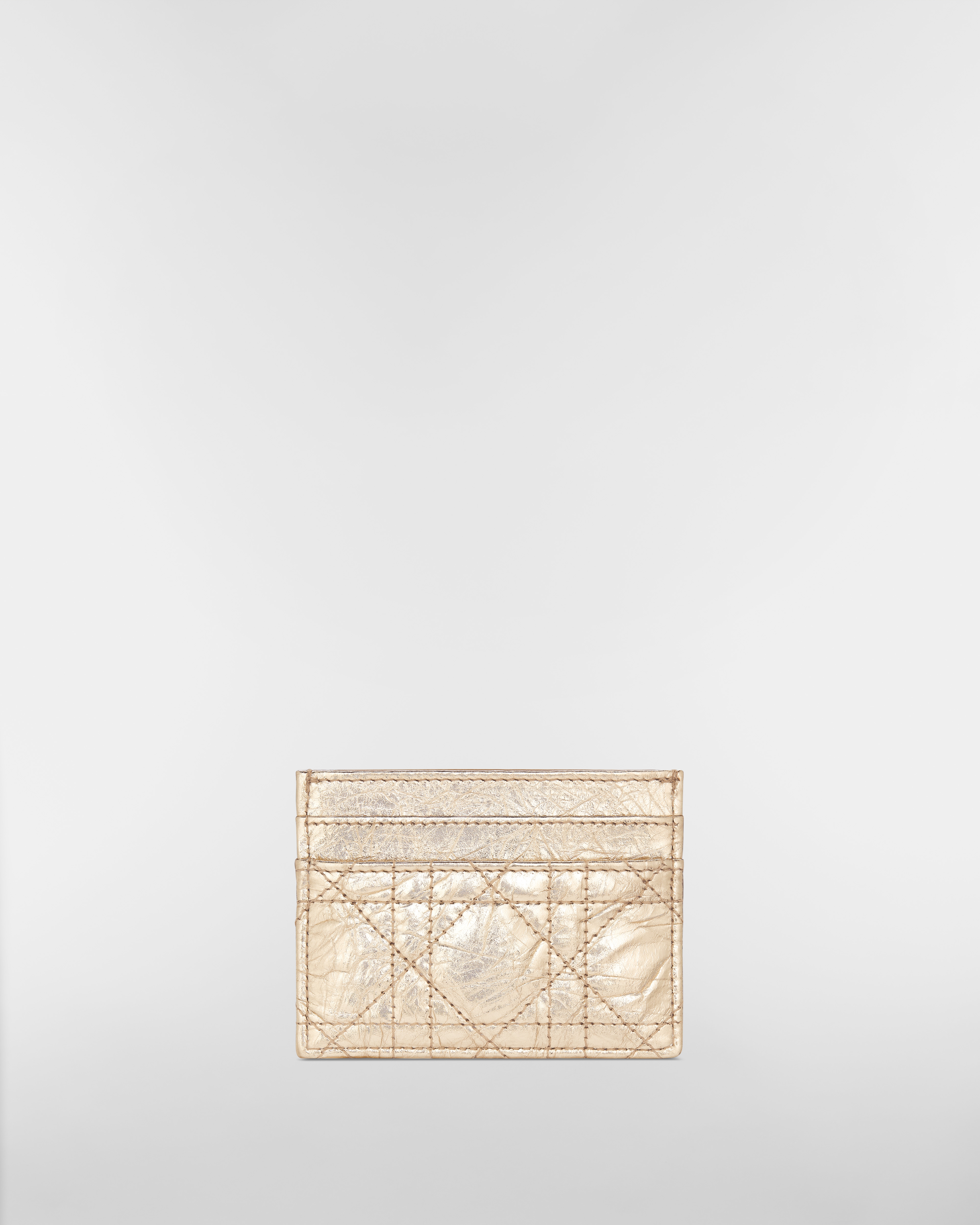 กระเป๋าใส่บัตร Dior Caro Freesia หนังลูกวัวแบบย่นลาย Flat Cannage โทนสีทองเมทัลลิค E08