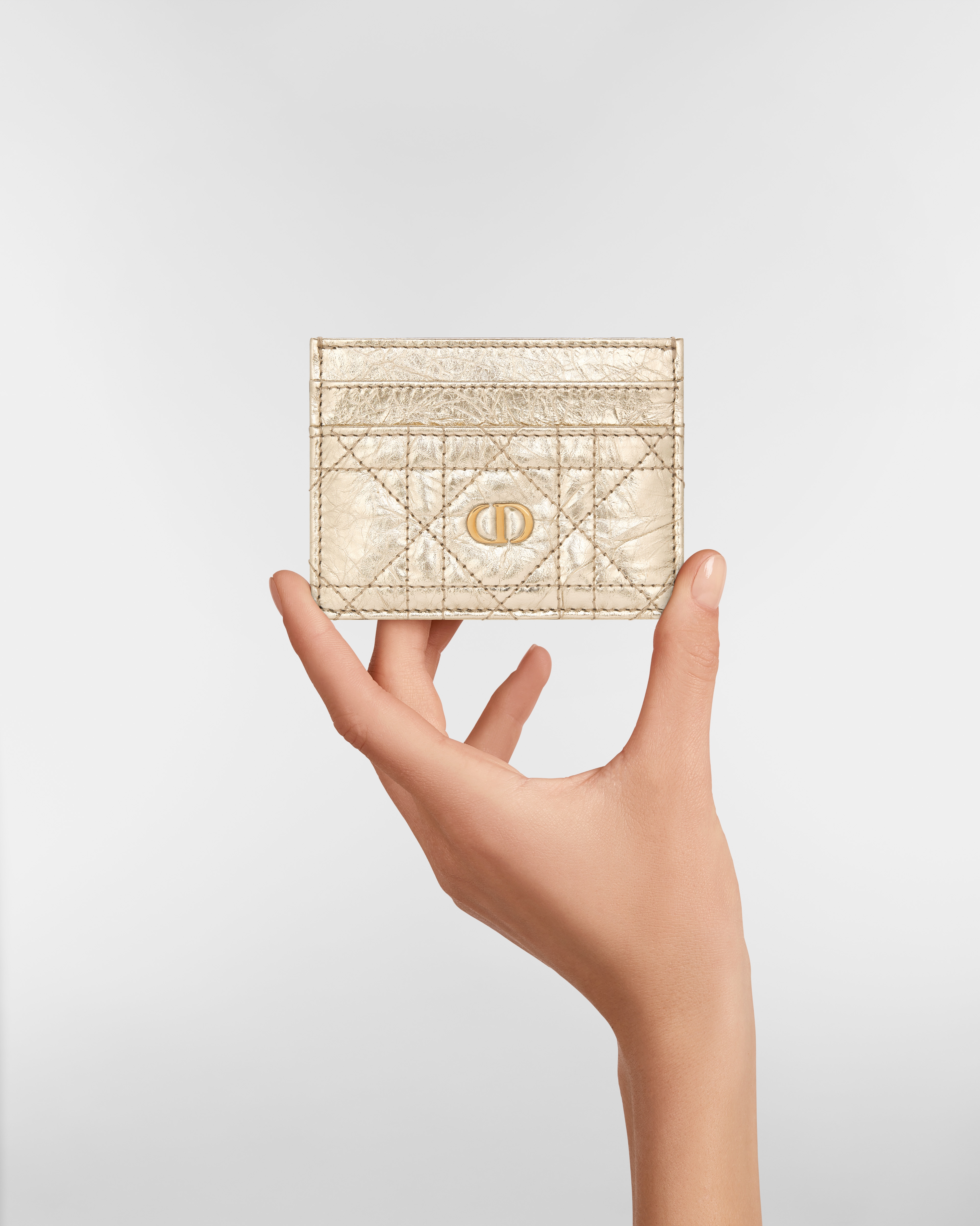 กระเป๋าใส่บัตร Dior Caro Freesia หนังลูกวัวแบบย่นลาย Flat Cannage โทนสีทองเมทัลลิค E11