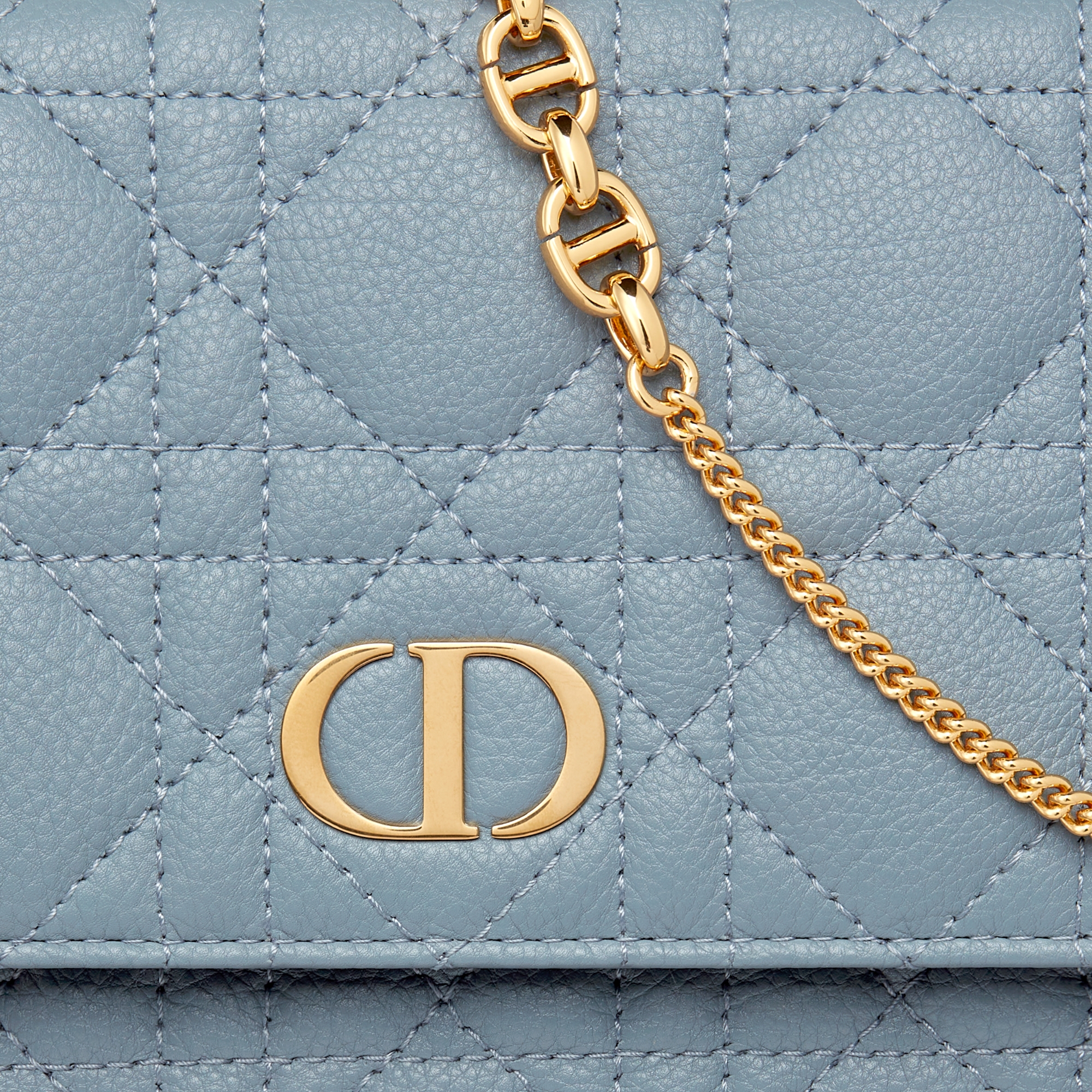 Dior Caro 鏈帶小袋 雲藍色柔軟 Cannage 藤格紋圖案小牛皮 E09