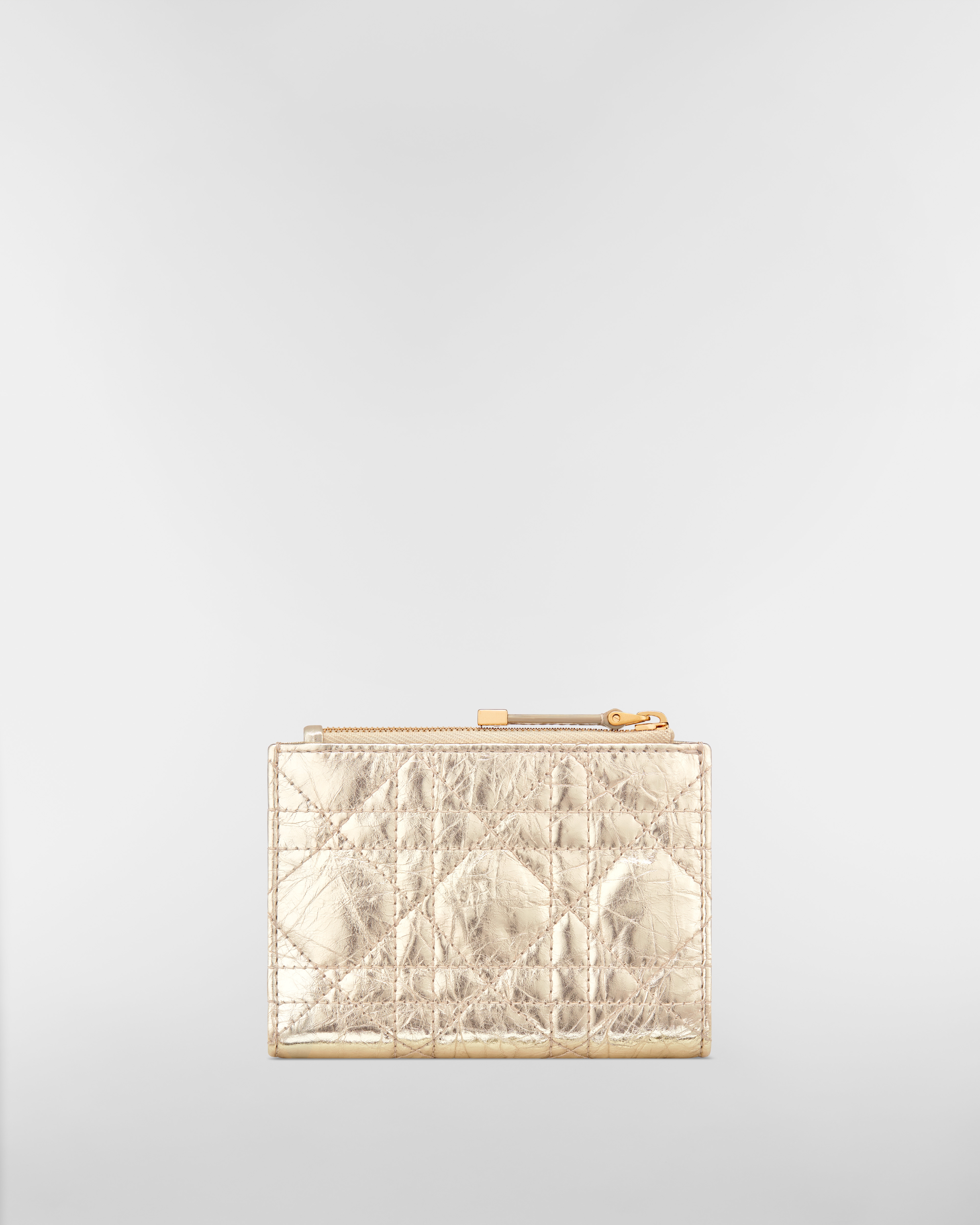 กระเป๋าสตางค์ Dior Caro Dahlia หนังลูกวัวแบบย่นลาย Flat Cannage โทนสีทองเมทัลลิค E08