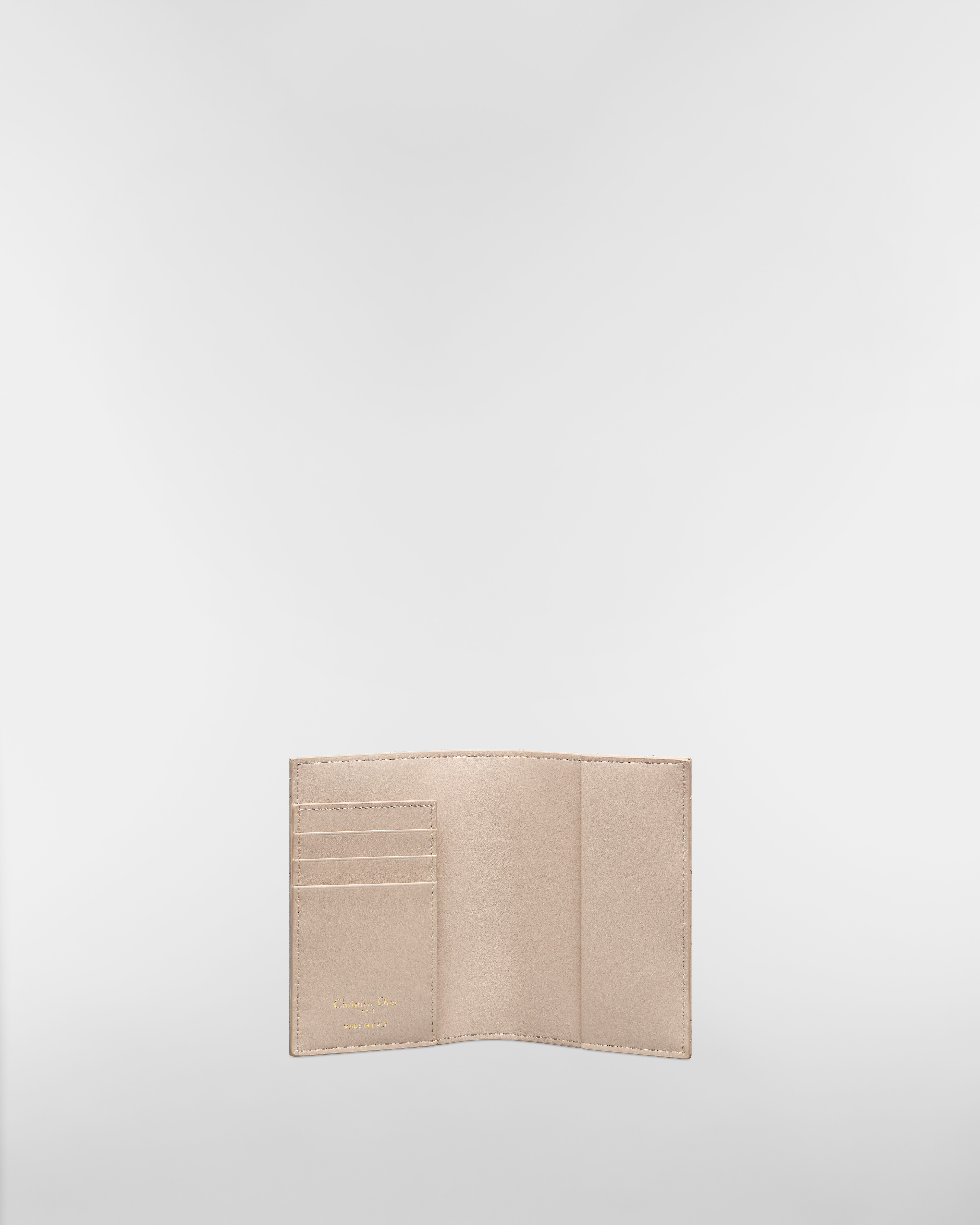 Miss Caro-paspoorthouder Poederbeige lamsleer met Macrocannage-motief E07