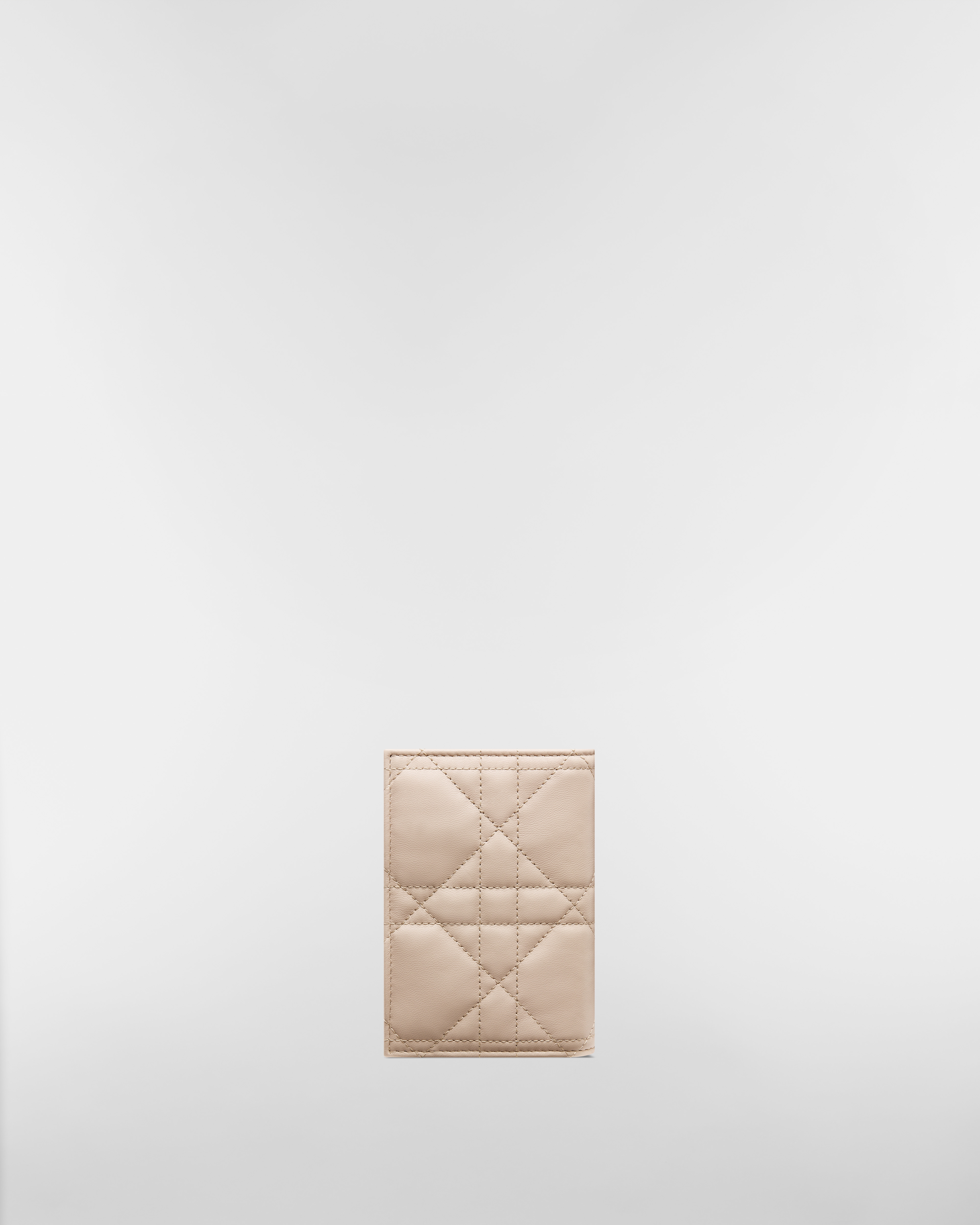 Miss Caro-paspoorthouder Poederbeige lamsleer met Macrocannage-motief E08