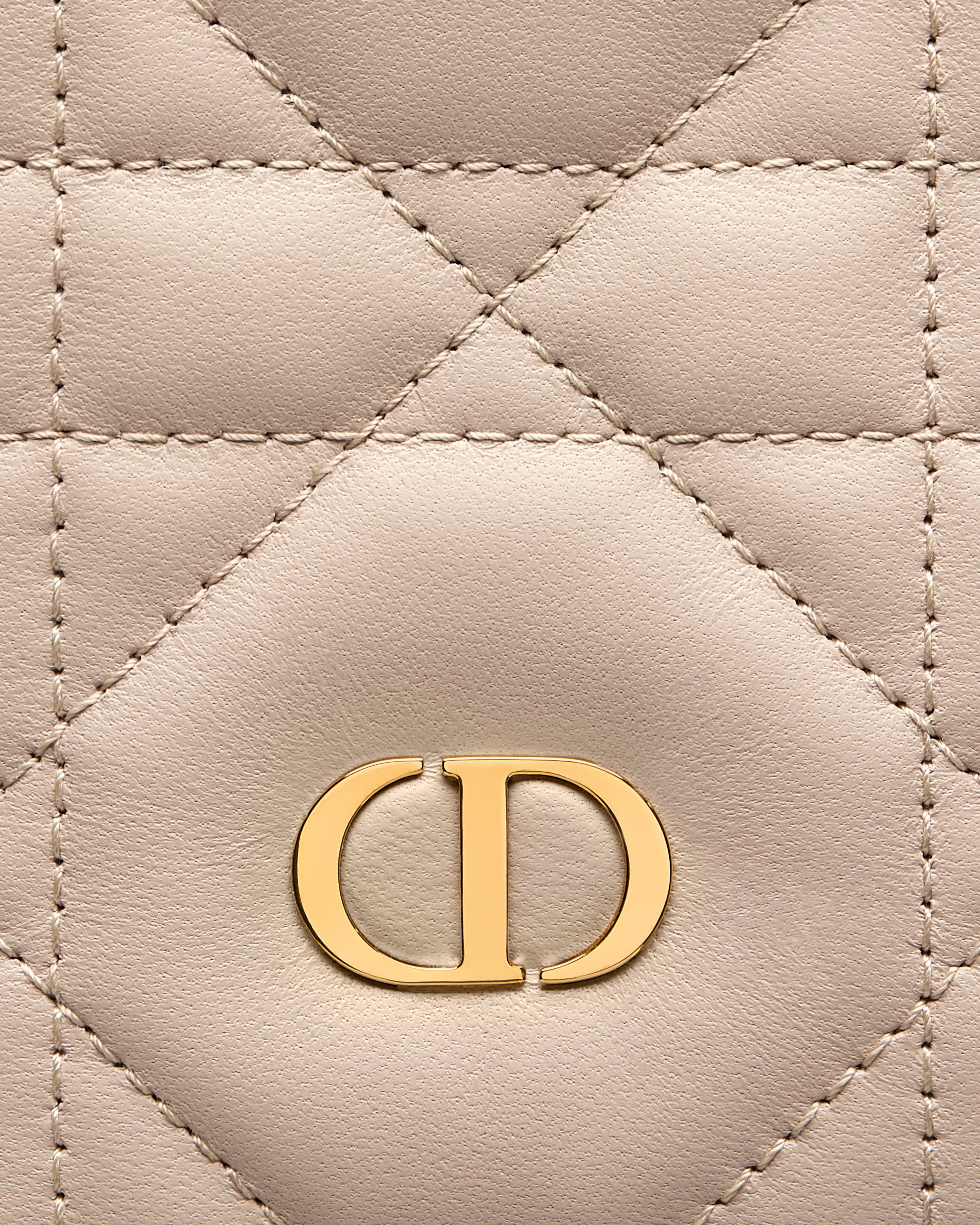 Miss Caro-paspoorthouder Poederbeige lamsleer met Macrocannage-motief E09