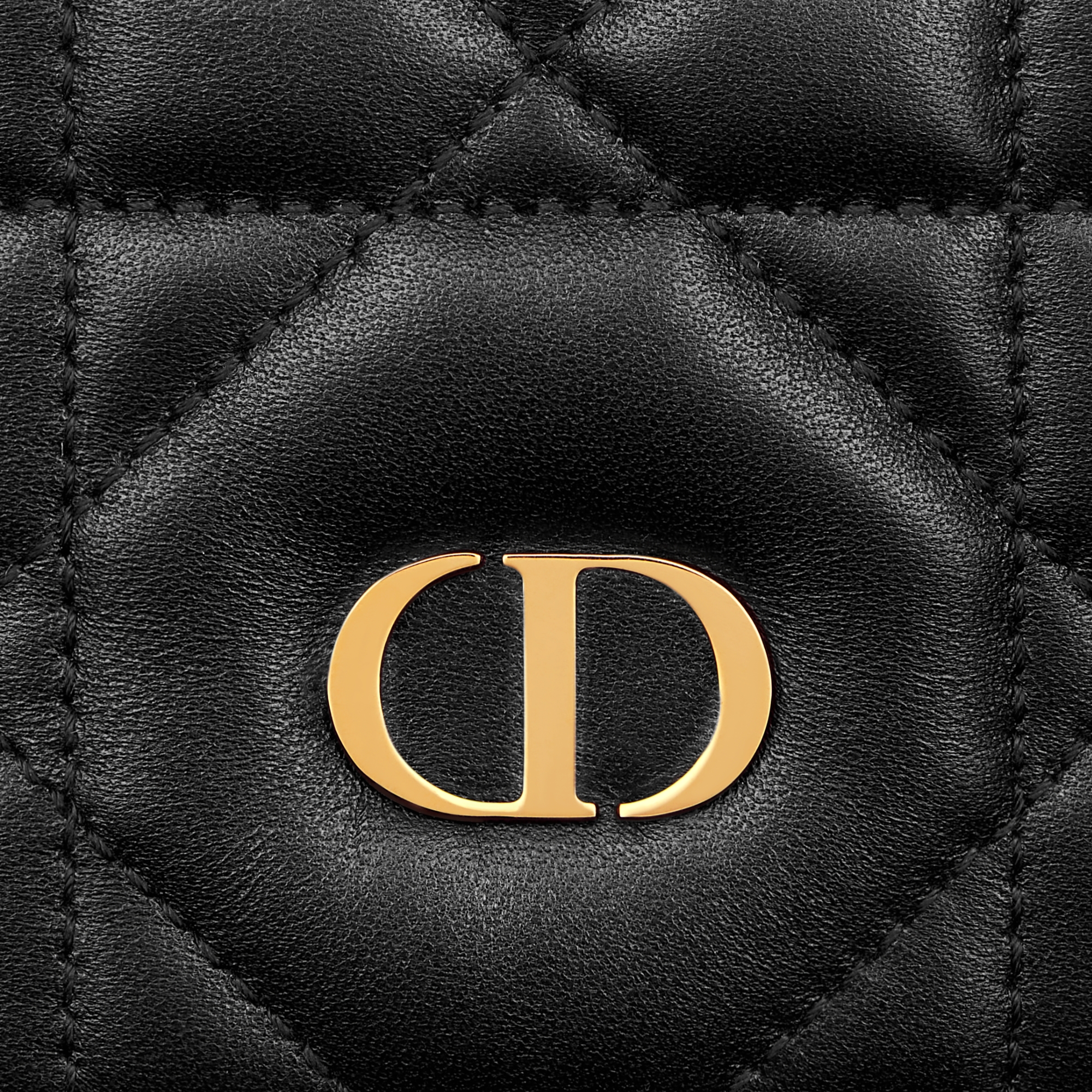 حافظة جواز السفر Miss Caro جلد الخروف الأسود بنمط ماكرو كاناج E09