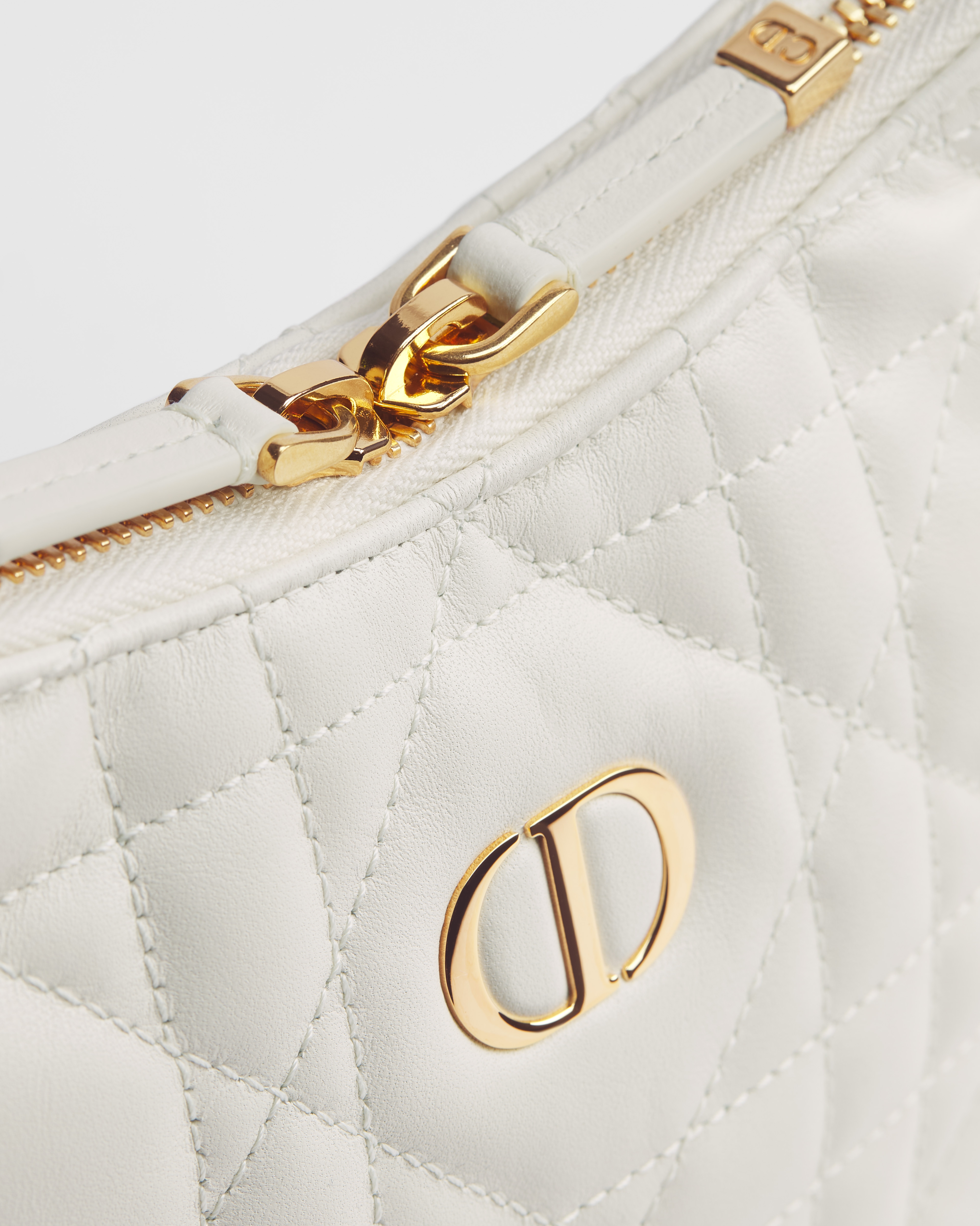 Miss Caro Diorling Minitasche mit Kette Macrocannage Lammleder in Latte E09