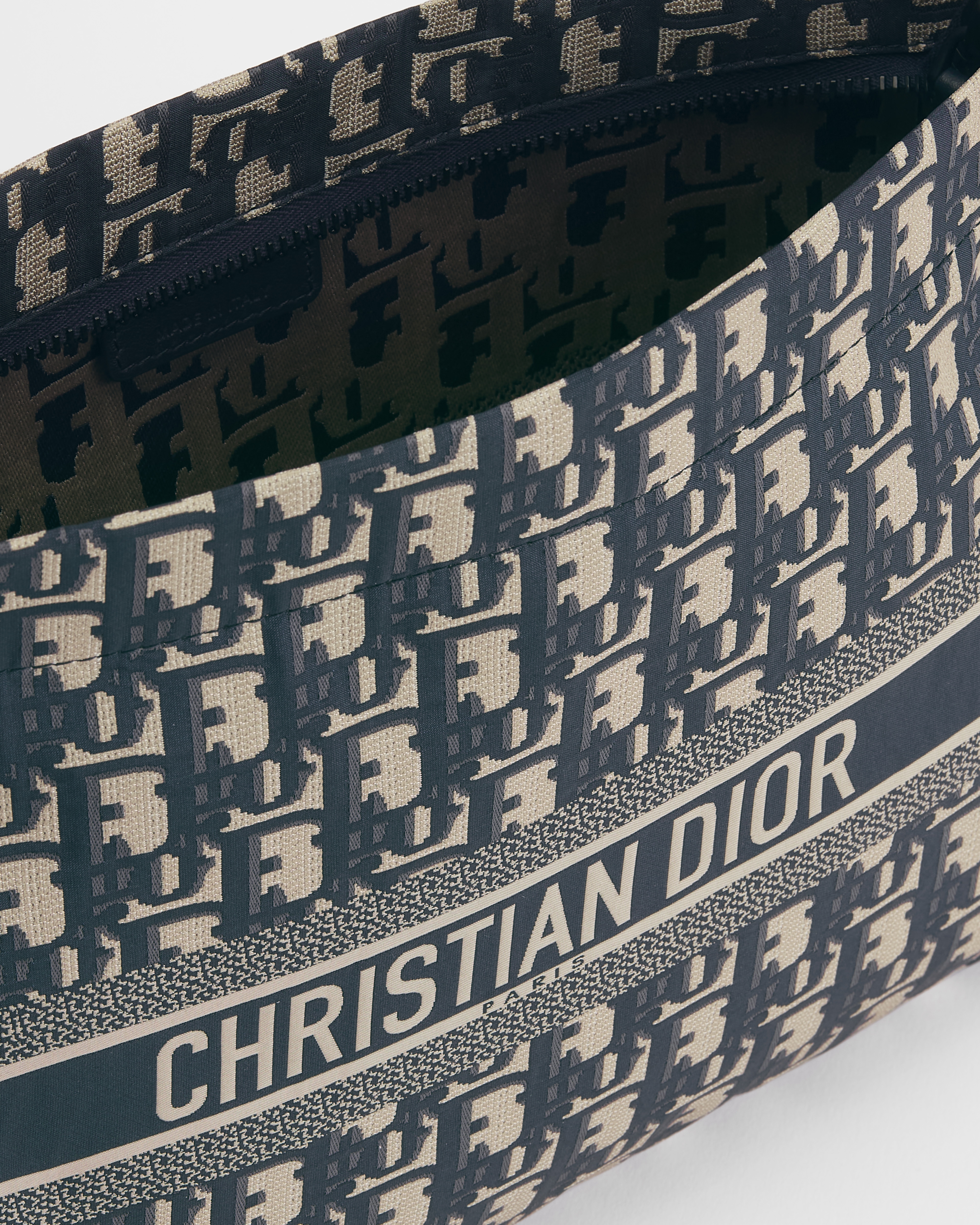 DiorTravel 지퍼 파우치 블루 Dior Oblique 테크니컬 패브릭 E06