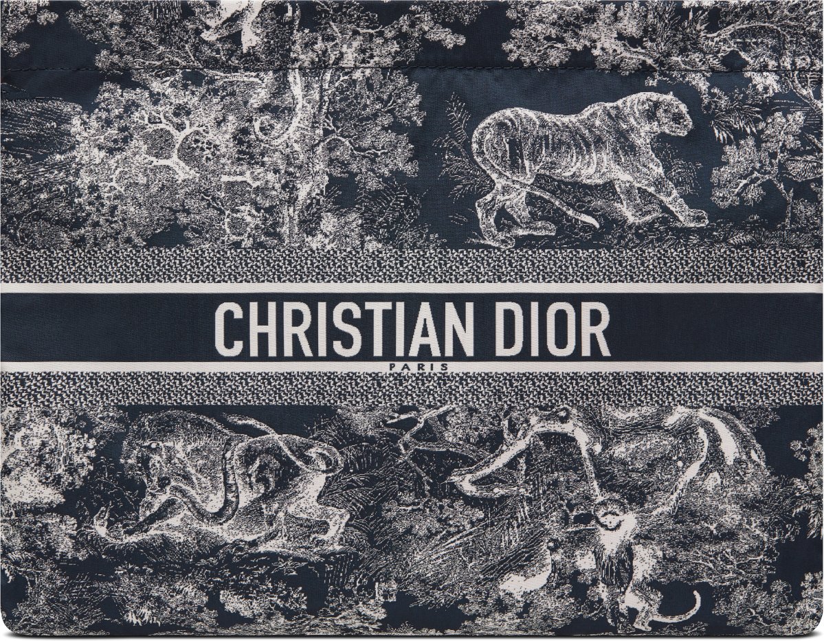 DiorTravel Zipped Pouch aria_woman_viewcode_e01
