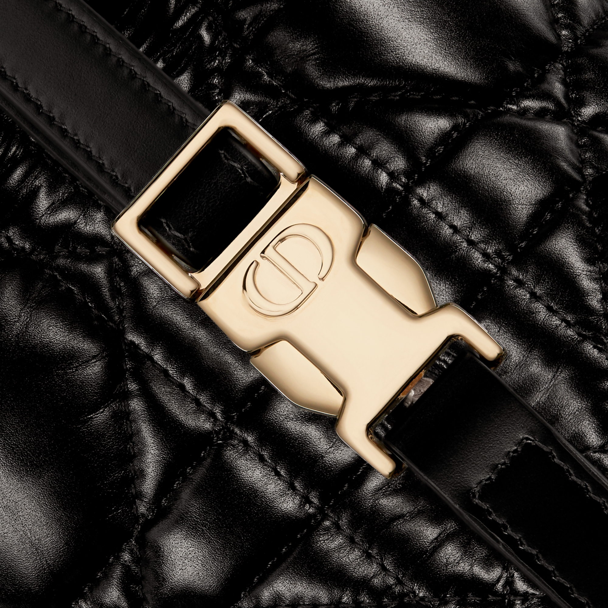 Mittelgroße DiorTravel Nomad Pouch Macrocannage Kalbsleder in Schwarz E09