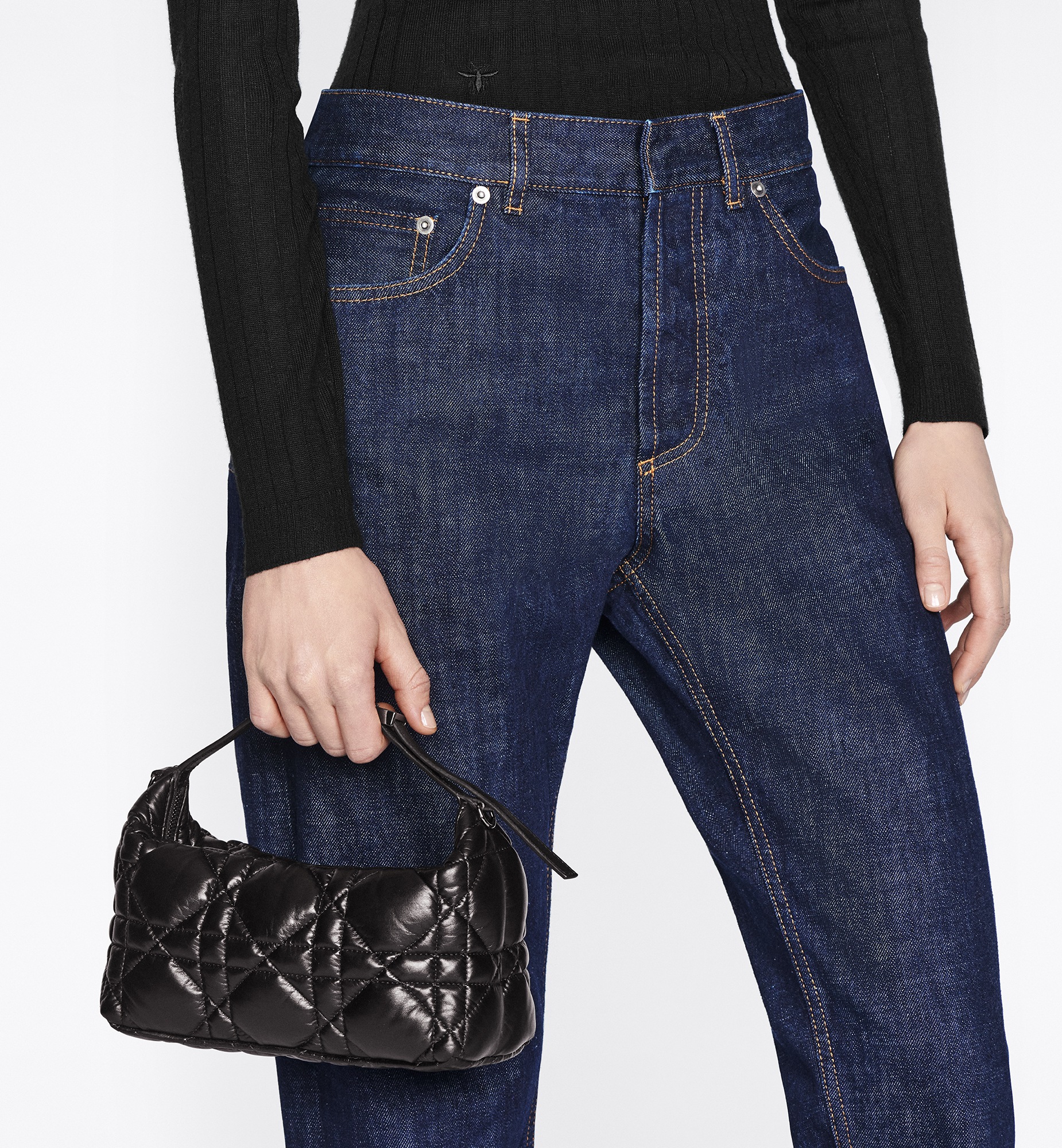 Mittelgroße DiorTravel Nomad Pouch Macrocannage Kalbsleder in Schwarz E12