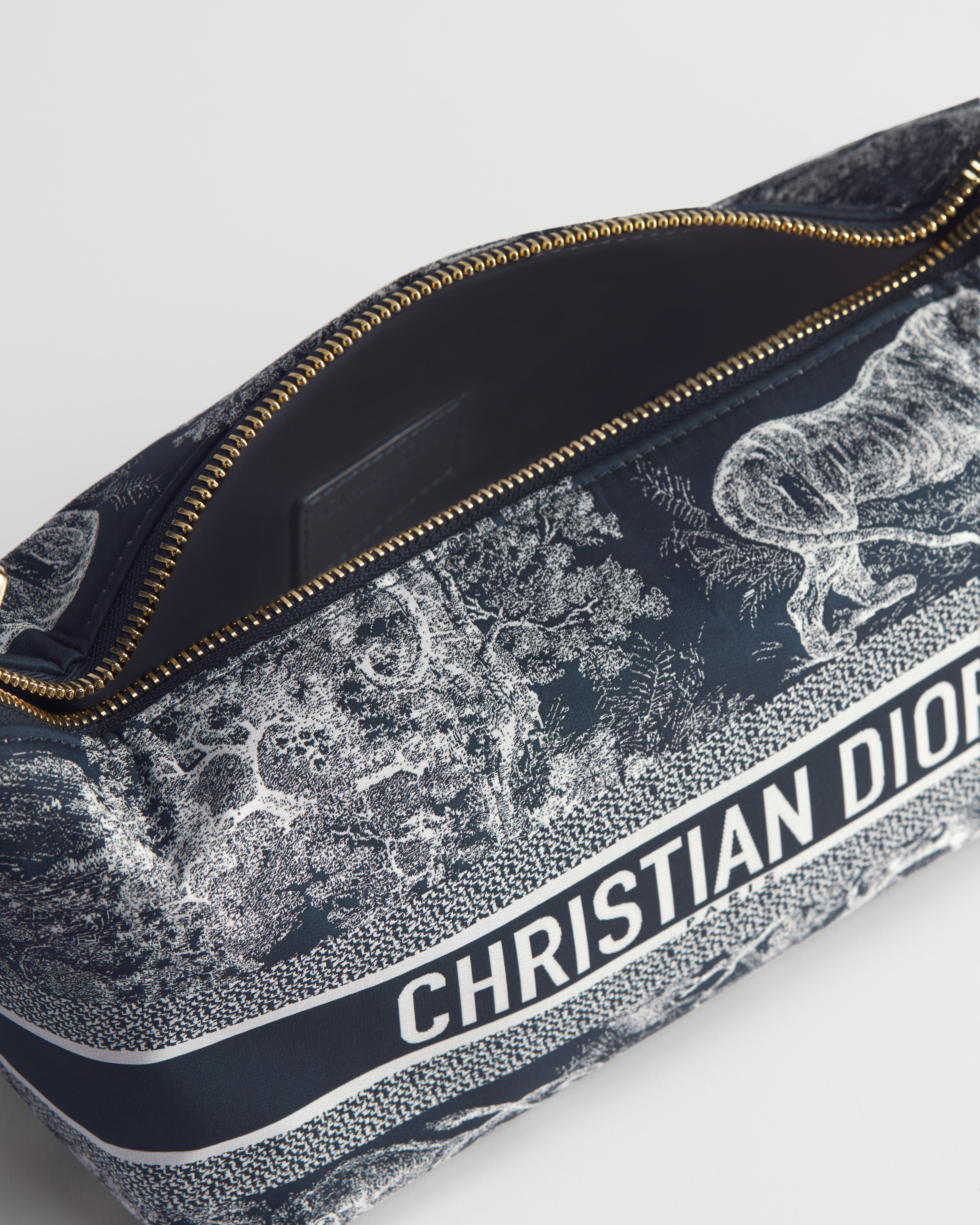 Middelgrote DiorTravel Nomad-pouch Blauwe technische stof met Toile de Jouy Reverse-motief E06