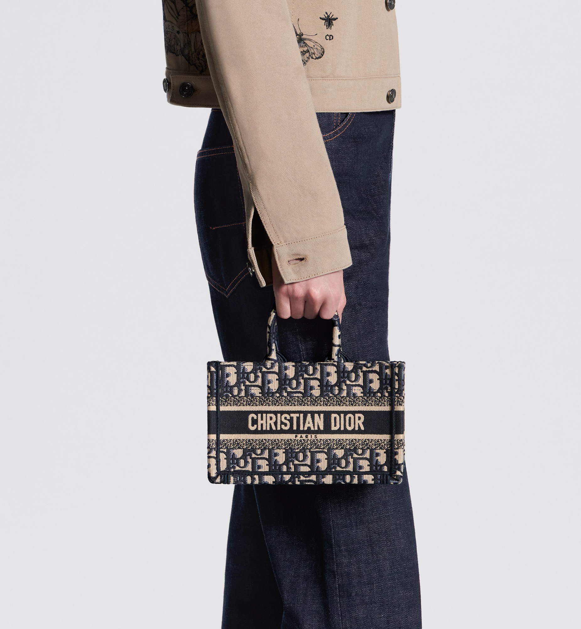 迷你 Dior Book Tote 白色和金色色調 Dior Oblique 刺繡（21.5 x 13 x 7.5 厘米） E12