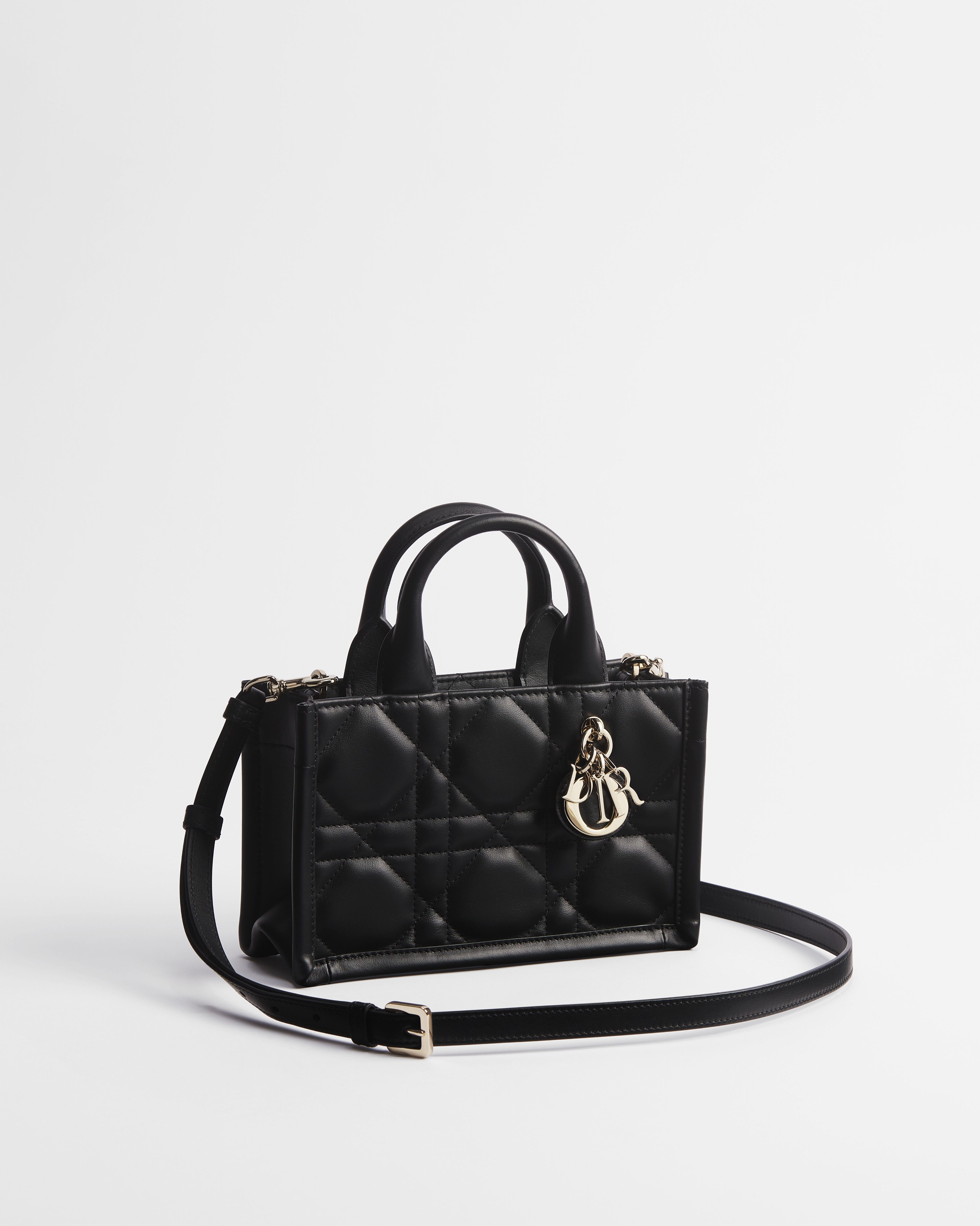 Sac Dior Book Tote Mini Cuir de veau Macrocannage noir (21,5 x 13 x 7,5 cm) E03