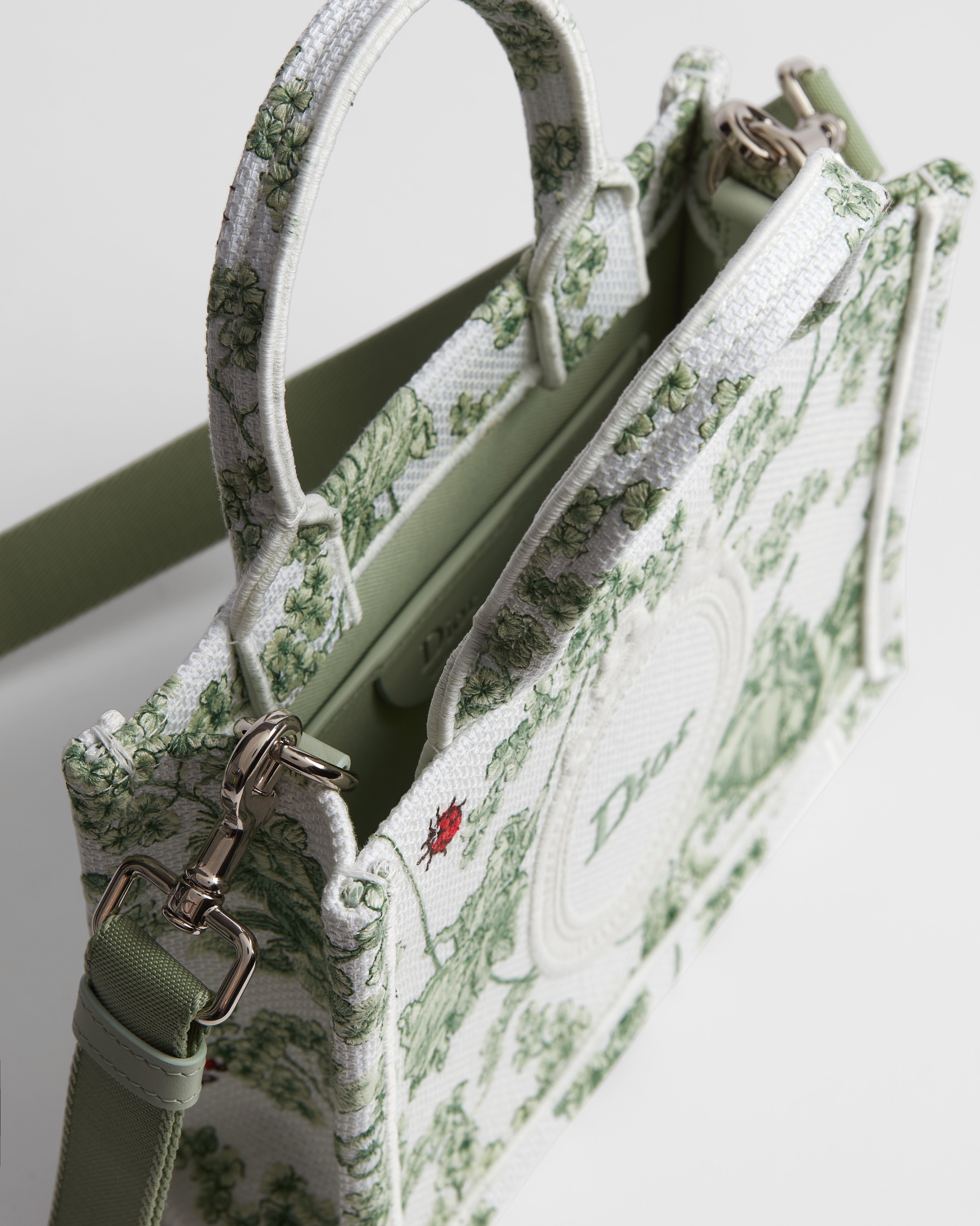 Mini Dior Book Tote mit Schulterriemen Toile de Jouy Clover und Dior Médaillon Stickerei in Grün und Weiß (21 x 16 x 6,5 cm) E06