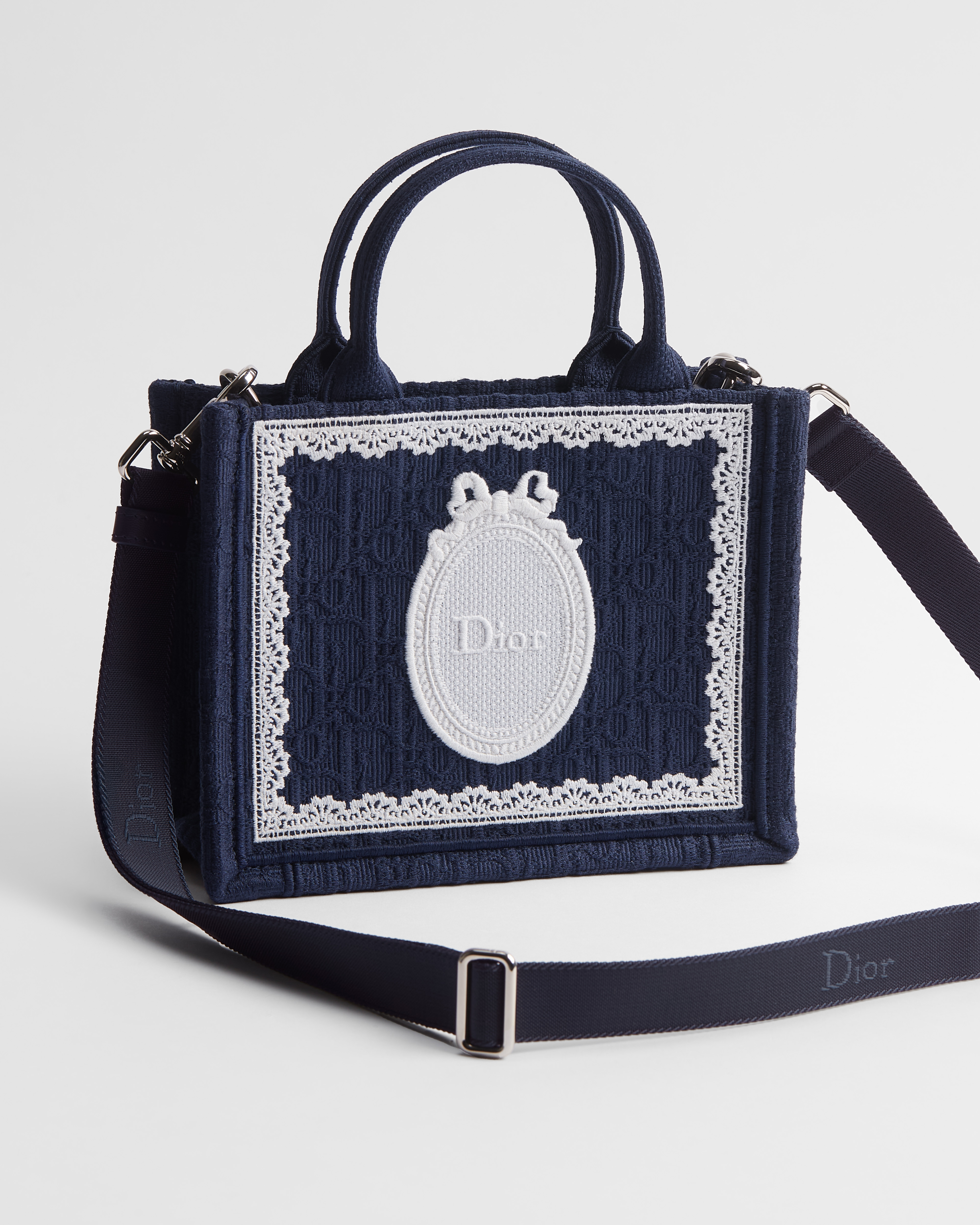 Dior Book Tote 미니 스트랩 백 블루 Dior Oblique 자수 & 화이트 레이스, Dior Médaillon (21 x 16 x 6.5cm) E03