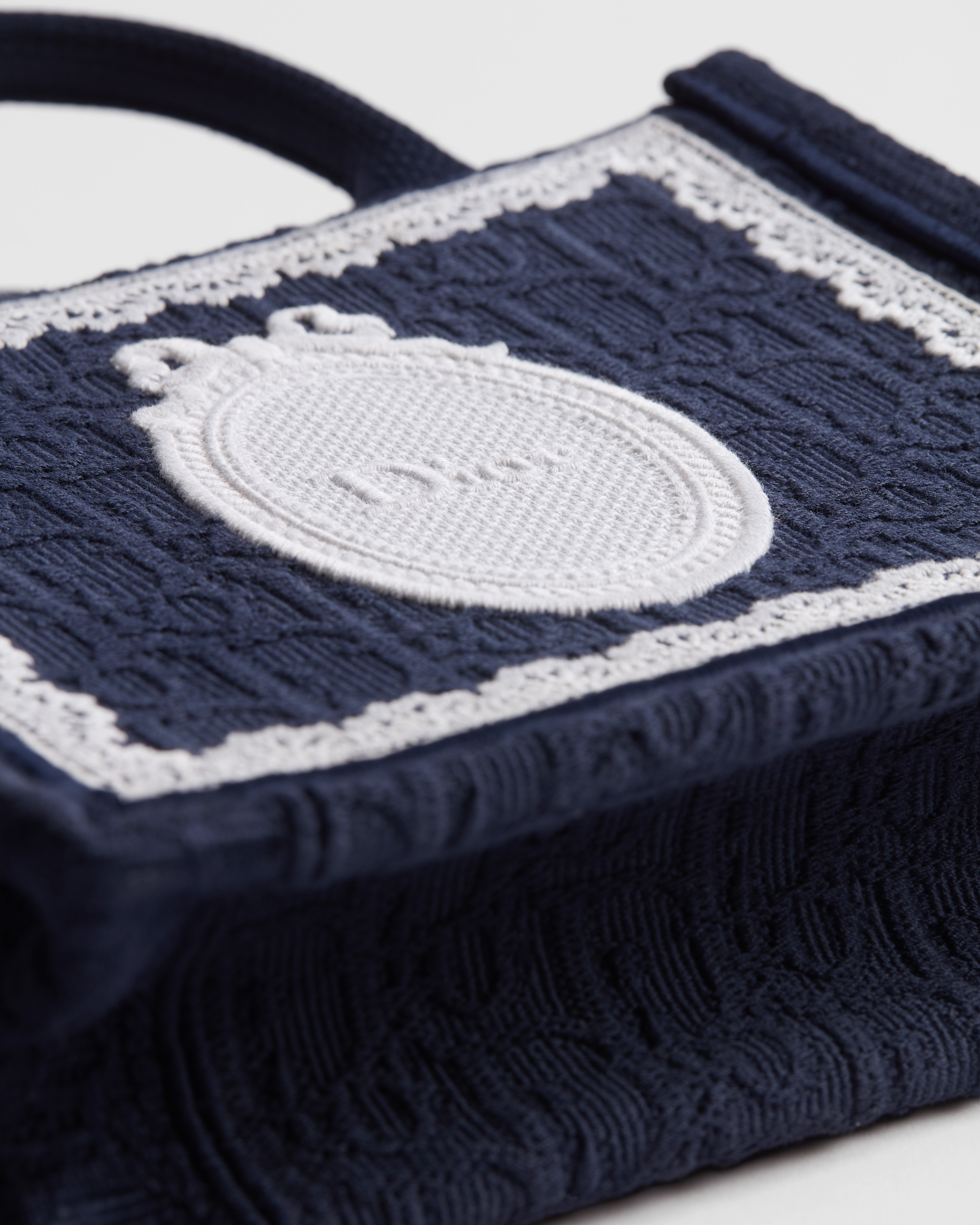 Dior Book Tote 미니 스트랩 백 블루 Dior Oblique 자수 & 화이트 레이스, Dior Médaillon (21 x 16 x 6.5cm) E09