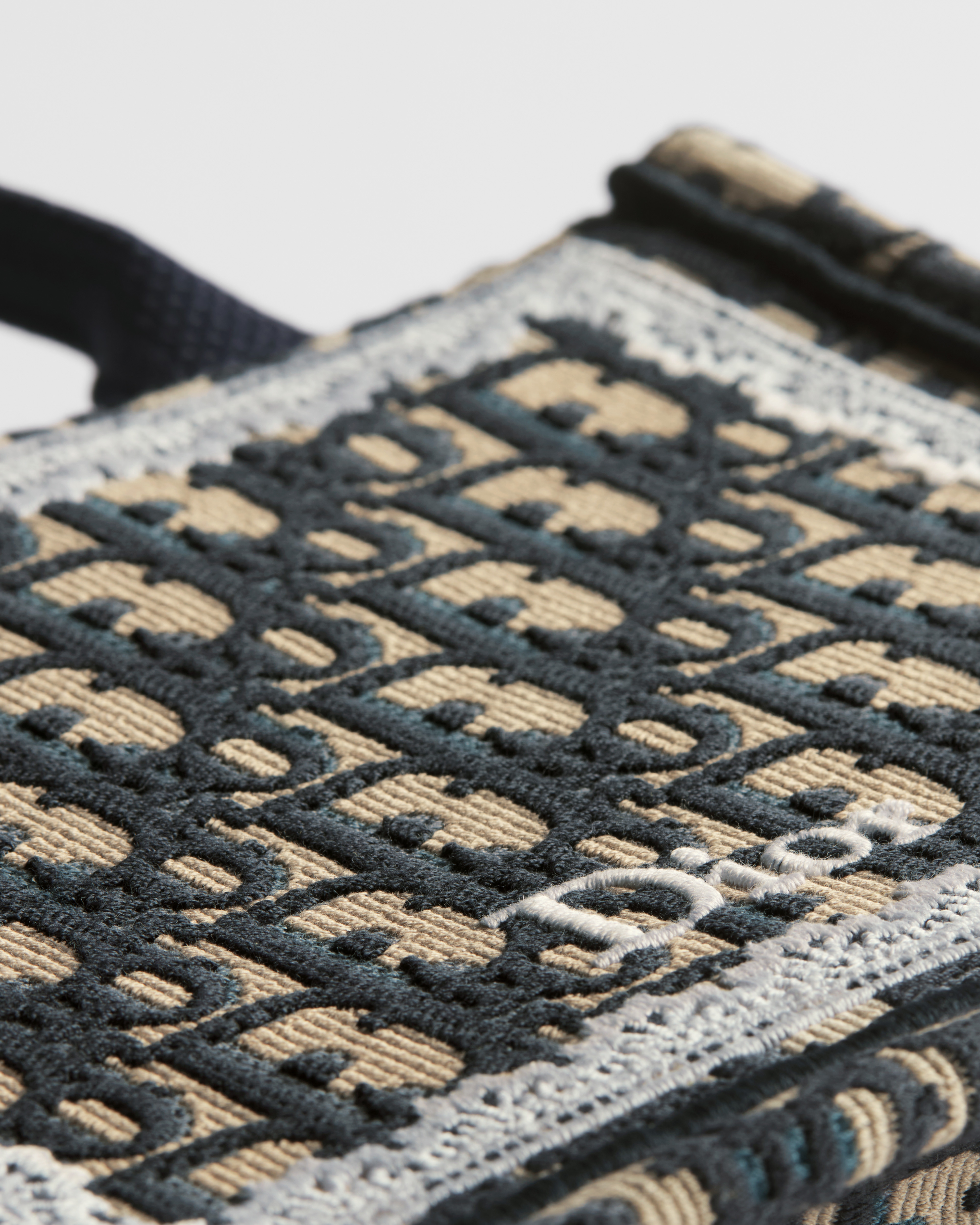 Mini Dior Book Tote with Strap Blue Dior Oblique Embroidery and White Lace (21 x 16 x 6.5 cm) E09