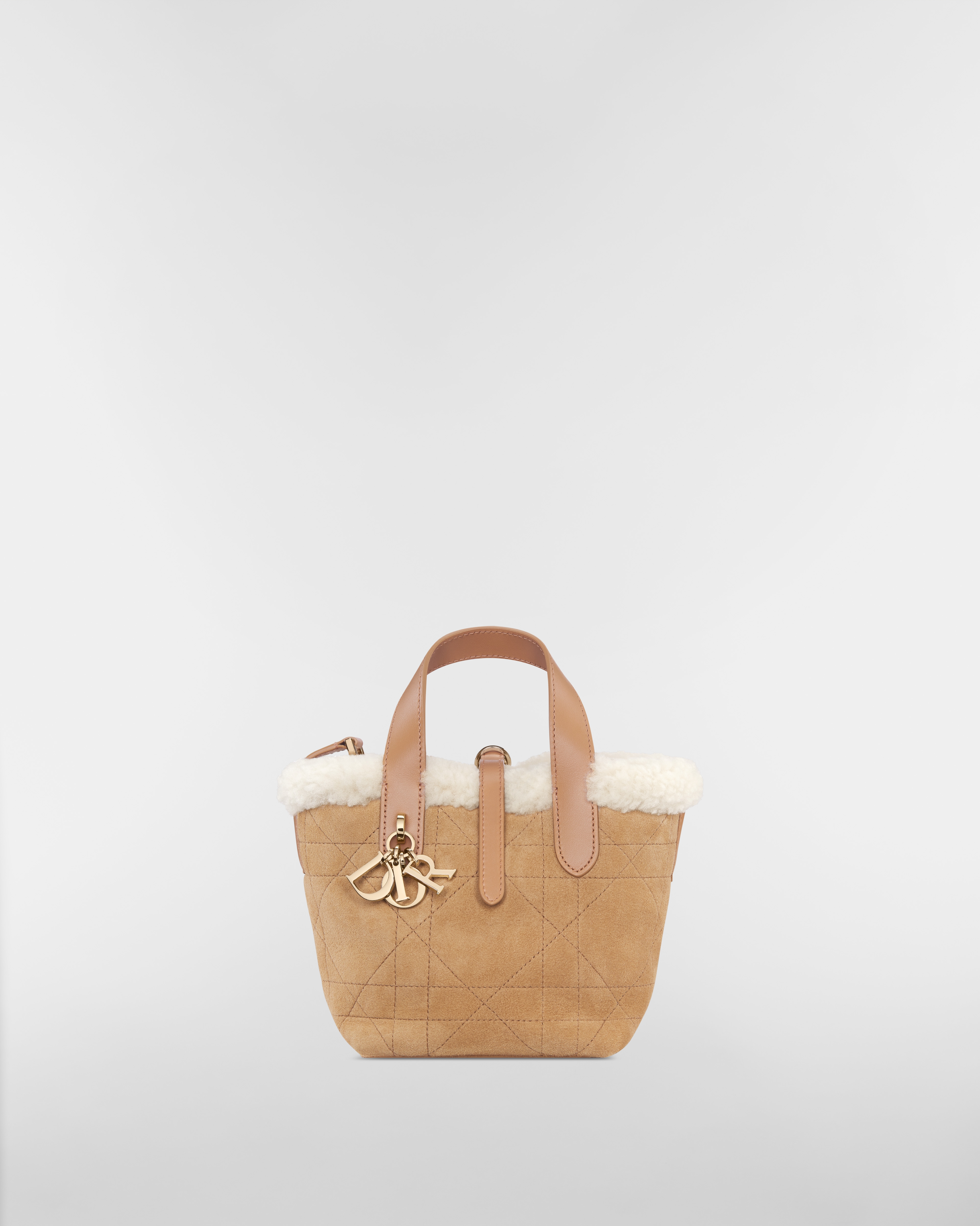 Borsa tote nano verticale Dior Toujours DiorAlps Pelle di vitello scamosciata Macrocannage beige e lana merino écru E01