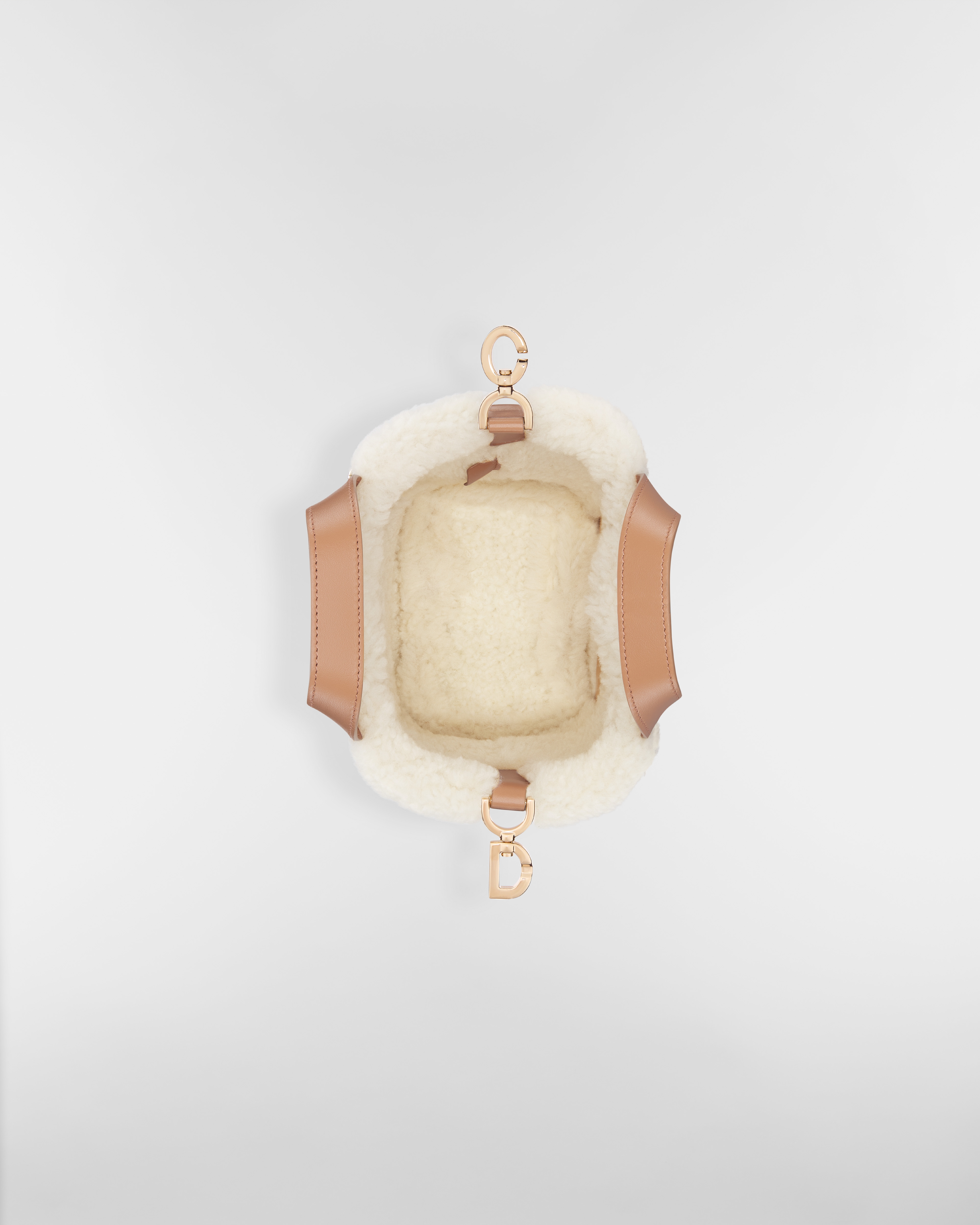 Borsa tote nano verticale Dior Toujours DiorAlps Pelle di vitello scamosciata Macrocannage beige e lana merino écru E06