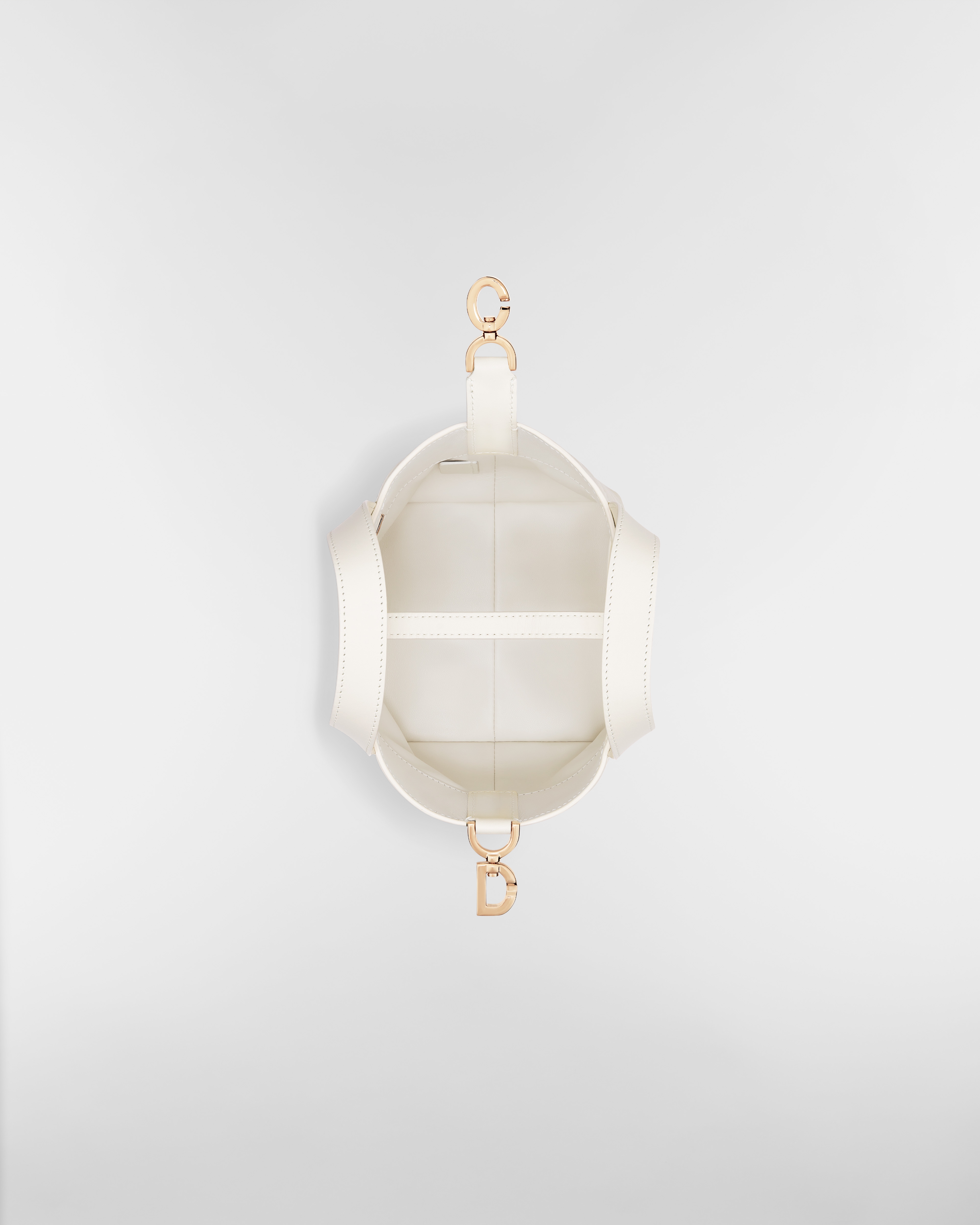 Borsa tote nano verticale Dior Toujours Pelle di vitello Cannage latte con motivo a cuori E06