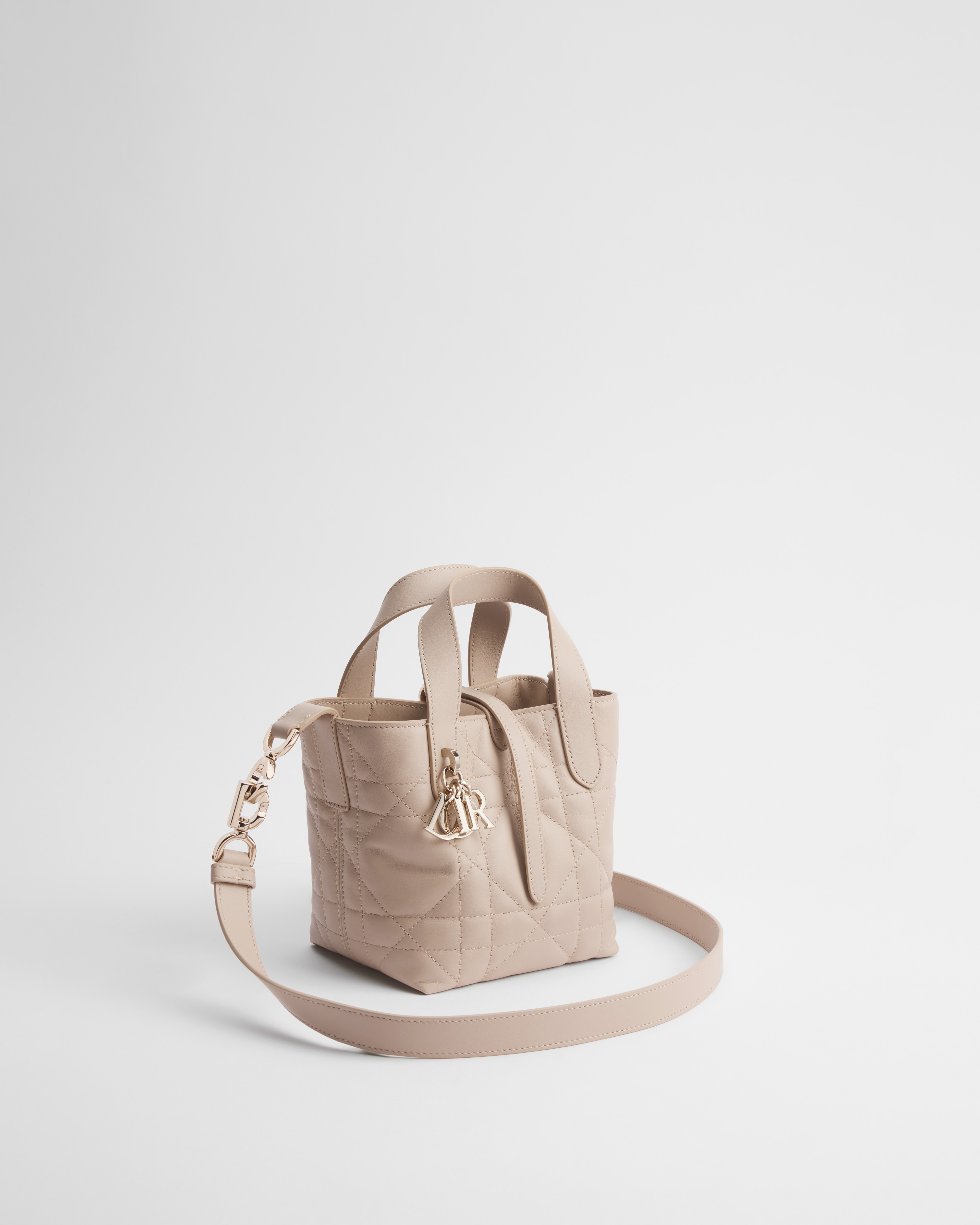 กระเป๋าโท้ท Nano Dior Toujours ทรงแนวตั้ง หนังลูกวัวลาย Macrocannage สีพาวเดอร์เบจ E03