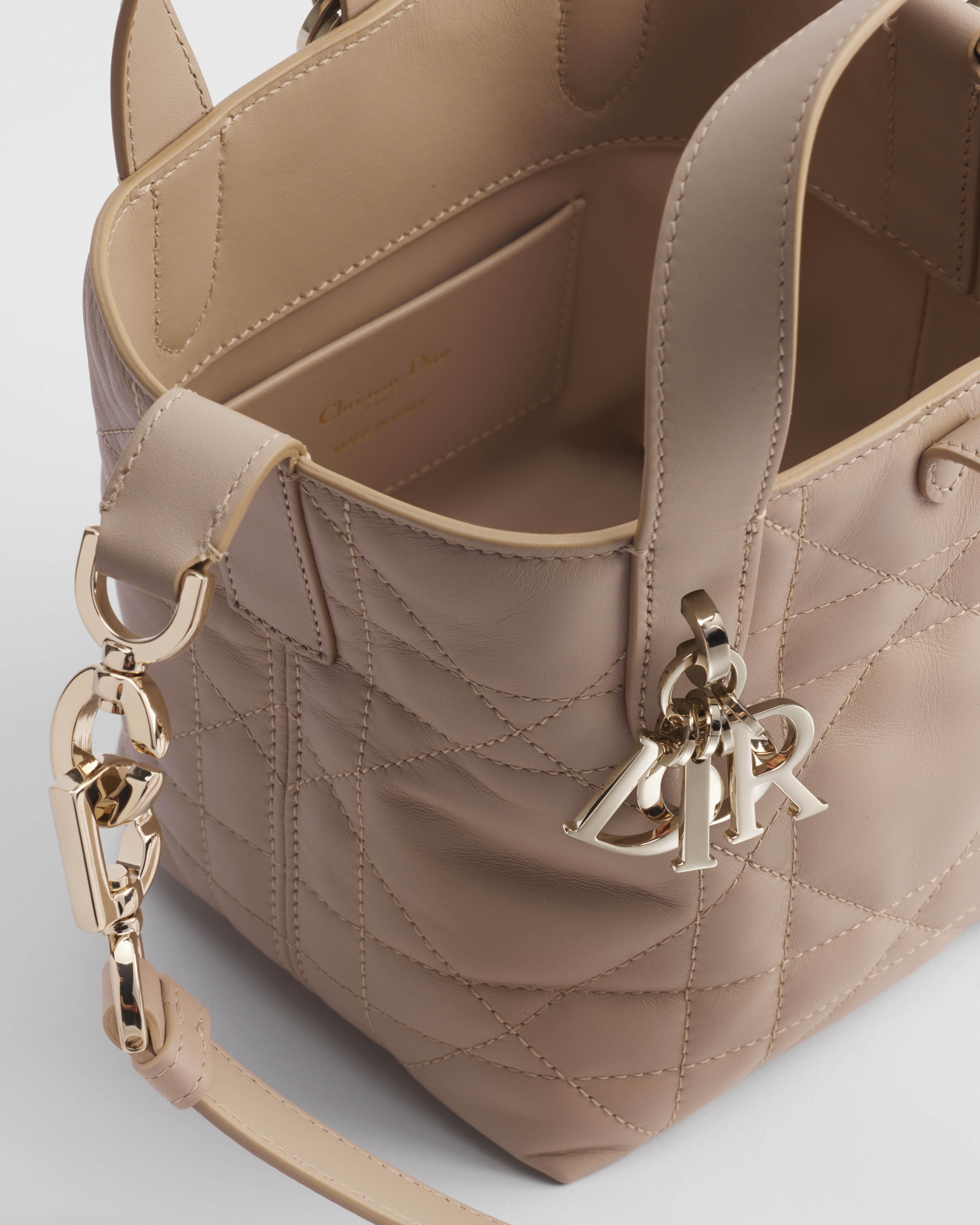 Dior Toujours 버티컬 나노 토트백 파우더 베이지 매크로까나쥬 송아지 가죽 E06