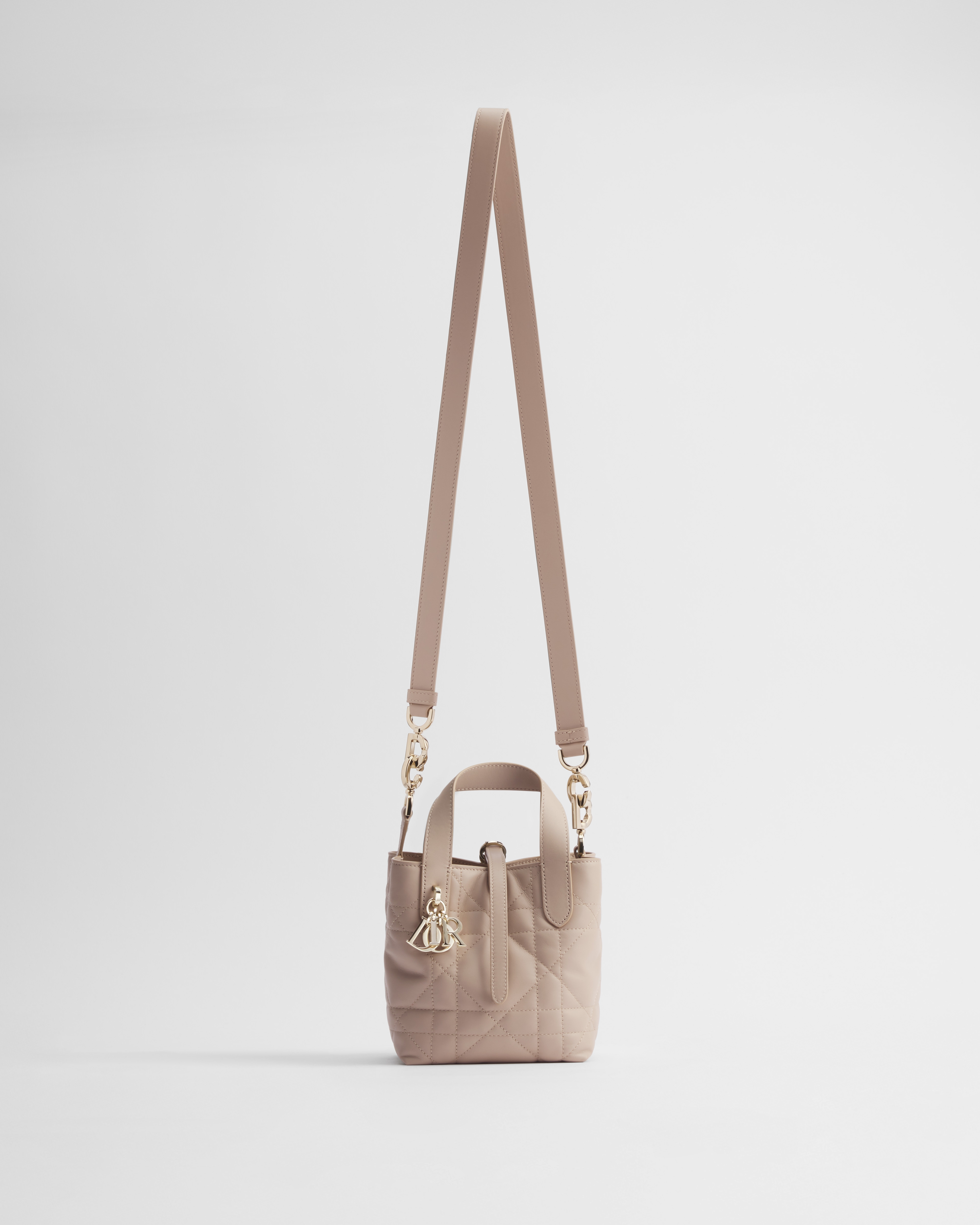 กระเป๋าโท้ท Nano Dior Toujours ทรงแนวตั้ง หนังลูกวัวลาย Macrocannage สีพาวเดอร์เบจ E07