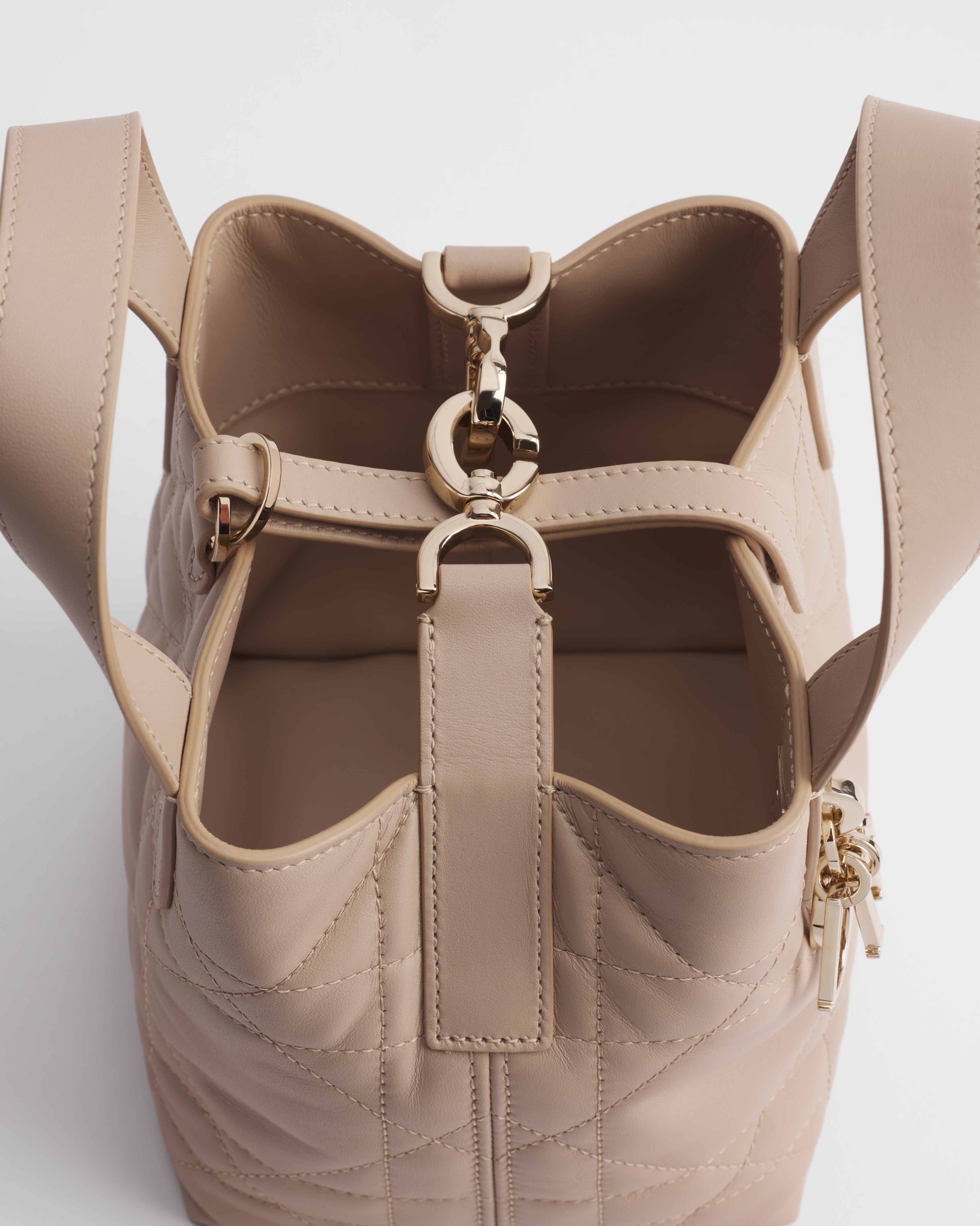 Dior Toujours 버티컬 나노 토트백 파우더 베이지 매크로까나쥬 송아지 가죽 E10