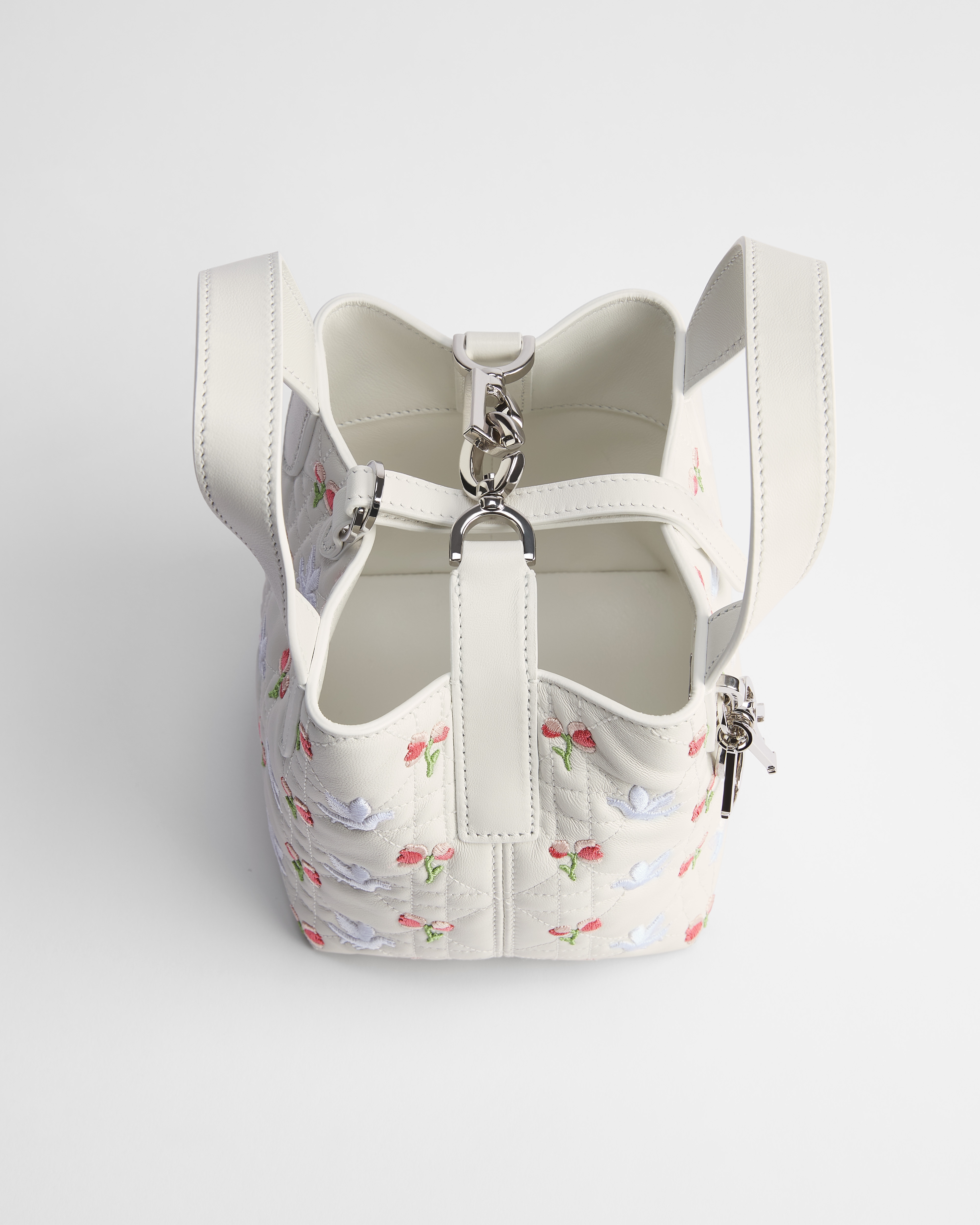 กระเป๋าโท้ท Nano Dior Toujours ทรงแนวตั้ง หนังแกะสีขาวปักลาย Doves & Roses หลากสี E09